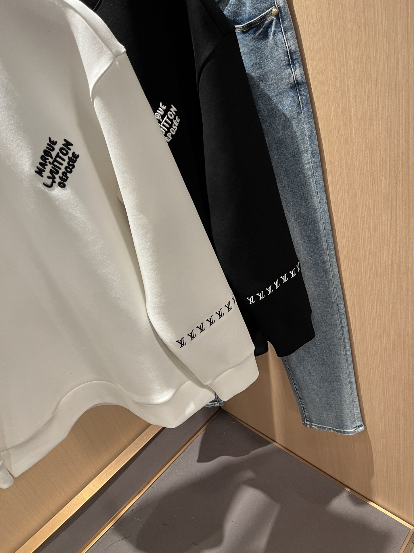  LouisVuitt*路易*登 2025秋冬全新系列单品上线，非常时髦前卫的一款男女同款👫长袖卫衣，胸