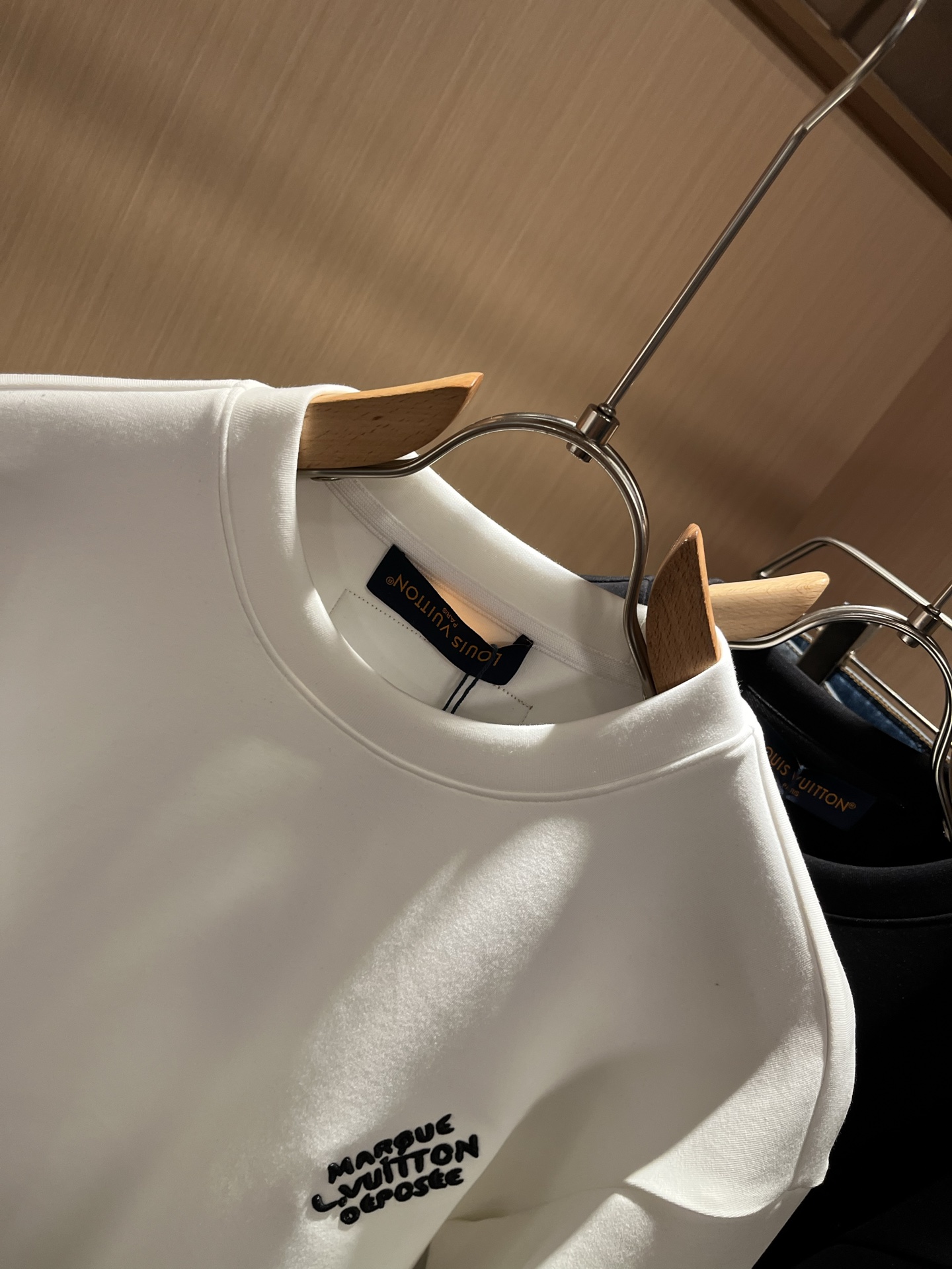  LouisVuitt*路易*登 2025秋冬全新系列单品上线，非常时髦前卫的一款男女同款👫长袖卫衣，胸