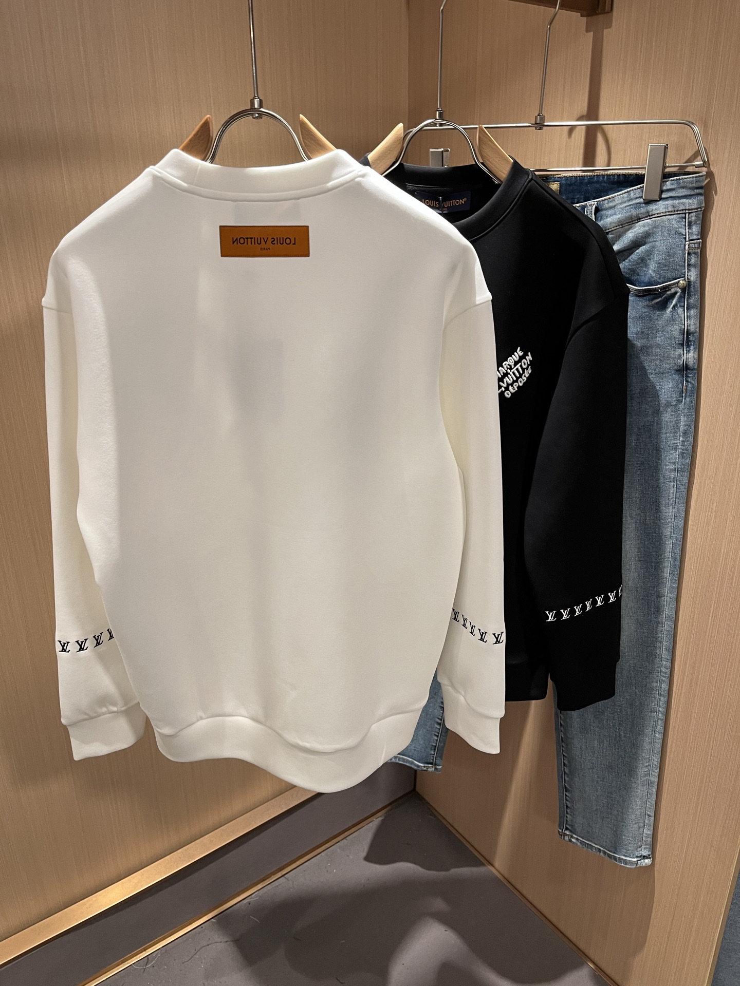  LouisVuitt*路易*登 2025秋冬全新系列单品上线，非常时髦前卫的一款男女同款👫长袖卫衣，胸