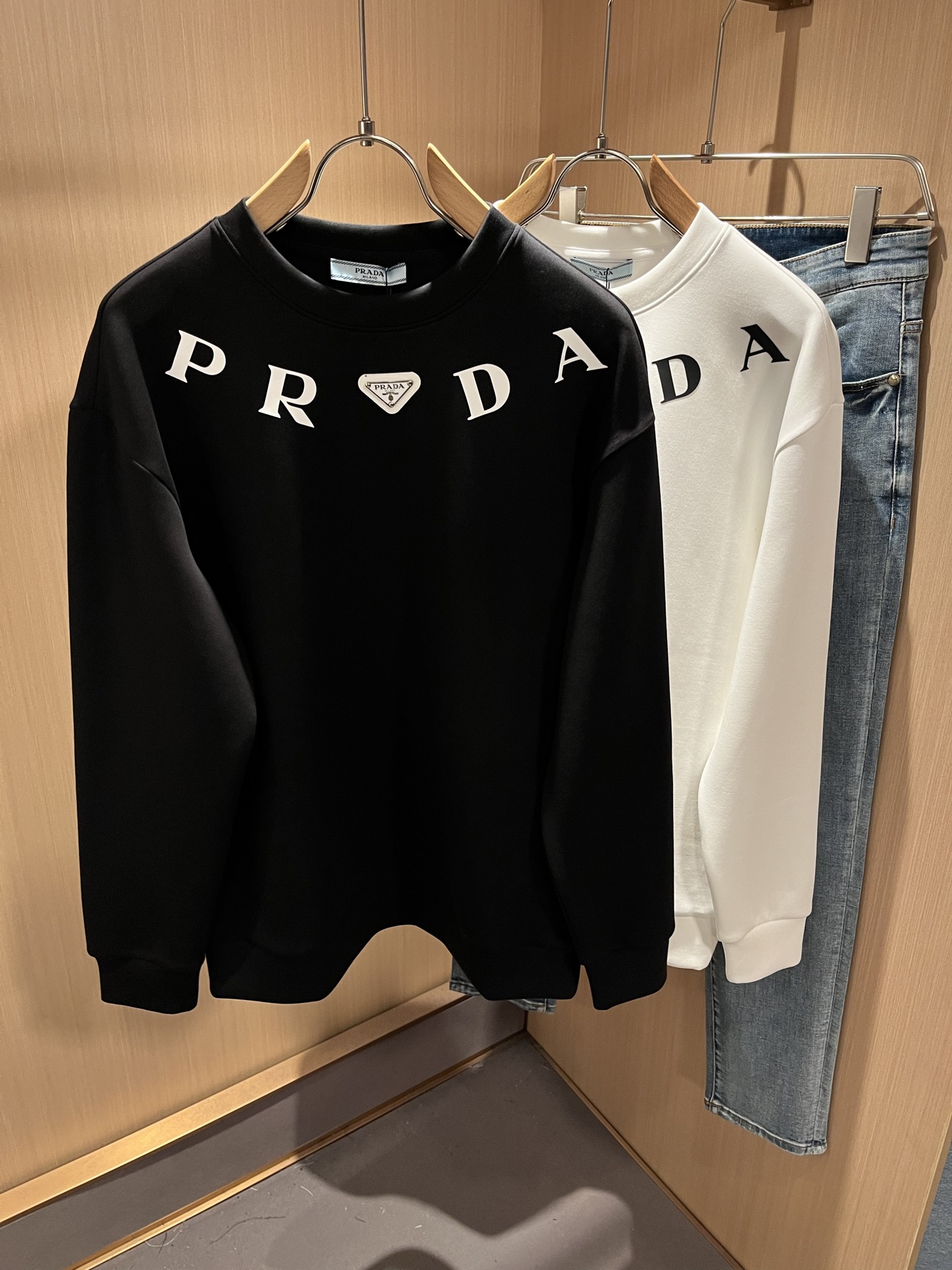NO:523218,PRAD*A Pu*da 2025 autumn and winter new men and women's same long-sleeved sweatshirt, the latest model is exclusively available on the entire network!  !  ~ It is classic and fashionable and versatile, who doesn’t like it? It will show the classic again. It is very pleasing to the eye and comes with a low luxury halo and recognition!  Pr*da's traditional brand concept and modern advanced technology are perfectly combined. Coupled with the extremely modern and simple design, P's exclusive three-dimensional logo pattern glue pressing design!  Customized 100% imported pure cotton fabric!  The texture of this model is quite touching, the specifications and grades are known with tentacles. The degree of delicateness and breathability are top-notch!  Size S-XL, prada, hoodie, sweatshirts, alexander wang19860909PRAD*A普*达2025秋冬新款男女同款长袖卫衣,最新款全网独家首上！！~既经典有时尚百搭,谁不爱啊,将经典再次展现,非常的耐看,自带低奢光环与辨识度！Pr*da传统的品牌理念和现代化的先进技术进行了完美结合.加上极其现代摩登风范的简约设计,p家专属立体logo图案压胶设计！定制百分百进口纯棉的面料！此款的质感相当感人 触手便知规格档次 细腻程度与透气效果堪称顶级！尺码S-XL,,prada,hoodie,sweatshirts,alexander wang,Men's clothing