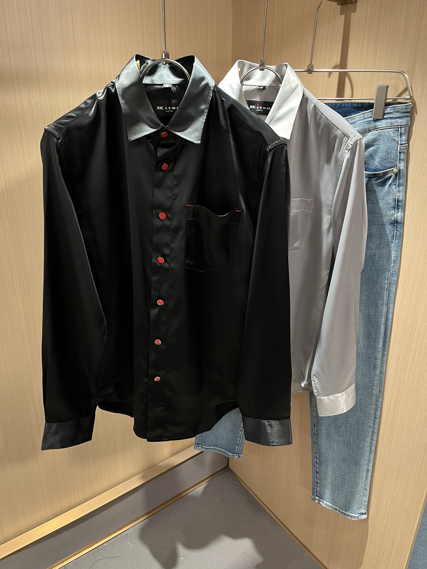 Kiton 2025秋冬新款男士长袖衬衣，众多明星都爱穿的时尚百搭单品！喜欢经典简约的朋友,一定不能错过
