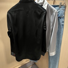 Kiton 2025秋冬新款男士长袖衬衣,众多明星都爱穿的时尚百搭单品!喜欢经典简约的朋友,一定不能错过 Kiton 2025秋冬新款男士长袖衬衣,众多明星都爱穿的时尚百搭单品!喜欢经典简约的朋友,一定不能错过
