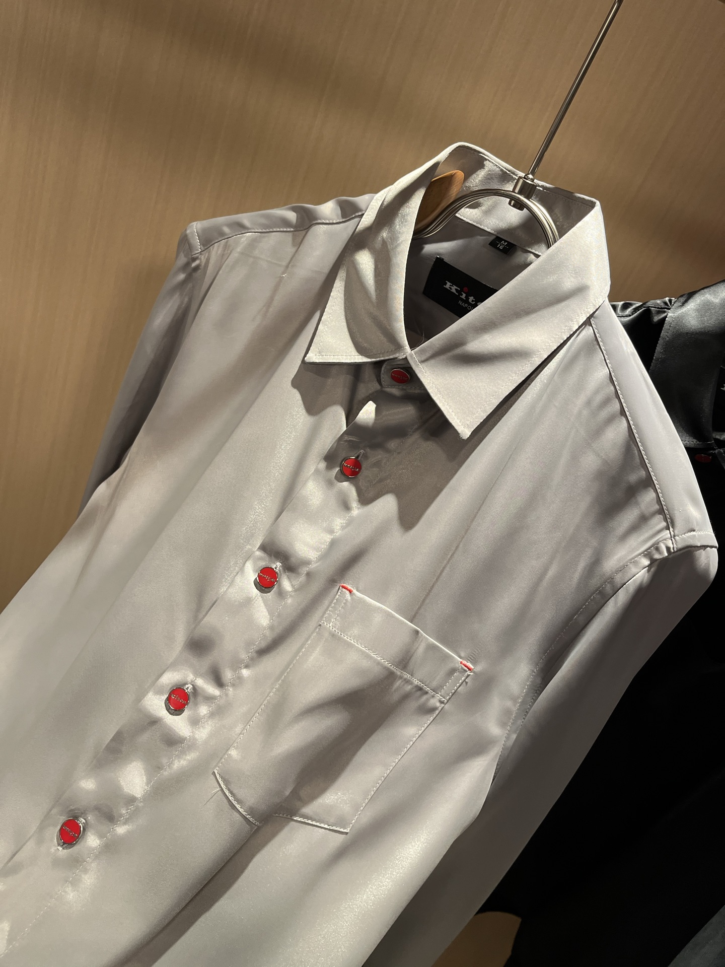 Kiton 2025秋冬新款男士长袖衬衣，众多明星都爱穿的时尚百搭单品！喜欢经典简约的朋友,一定不能错过