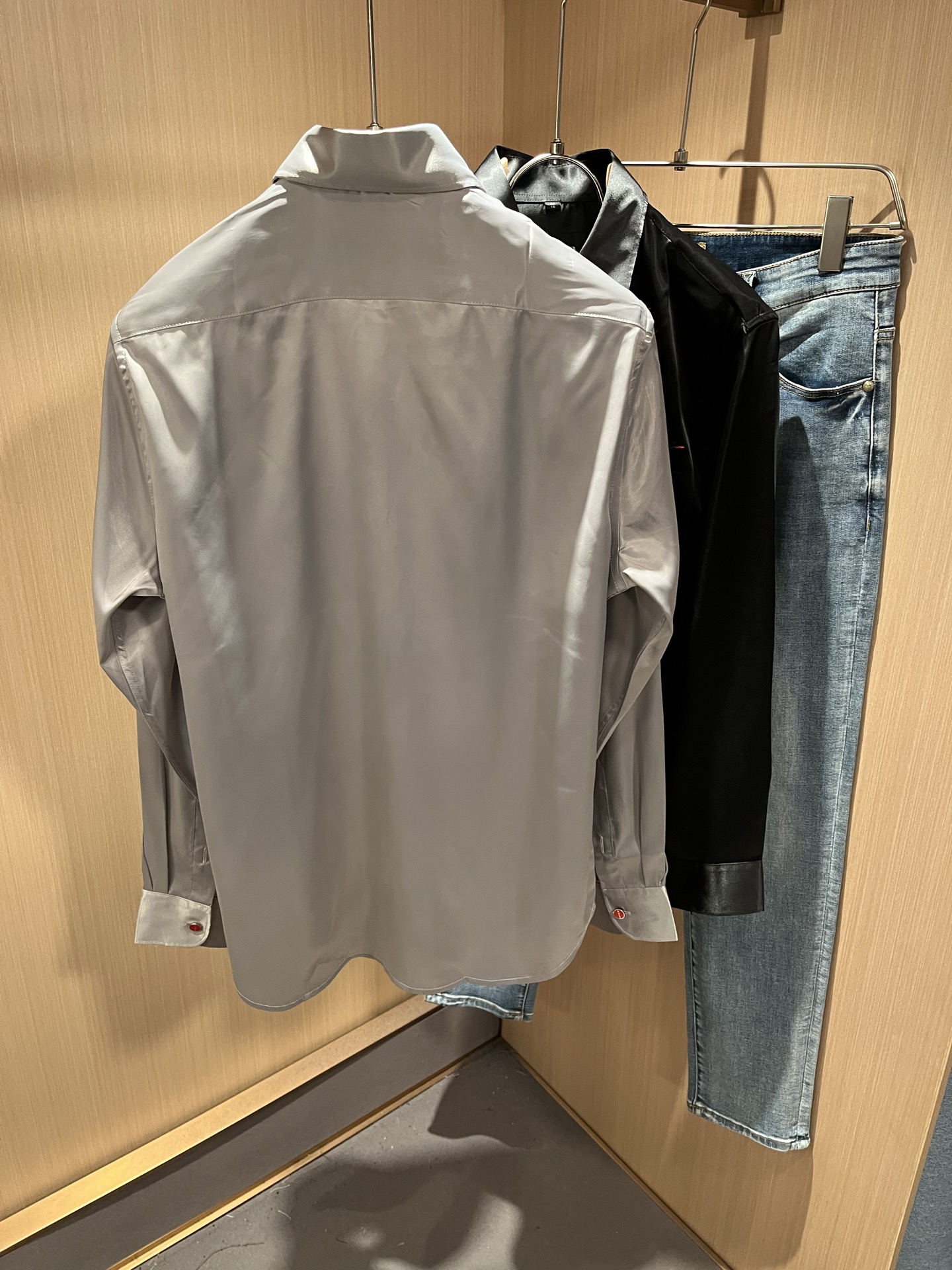 Kiton 2025秋冬新款男士长袖衬衣，众多明星都爱穿的时尚百搭单品！喜欢经典简约的朋友,一定不能错过