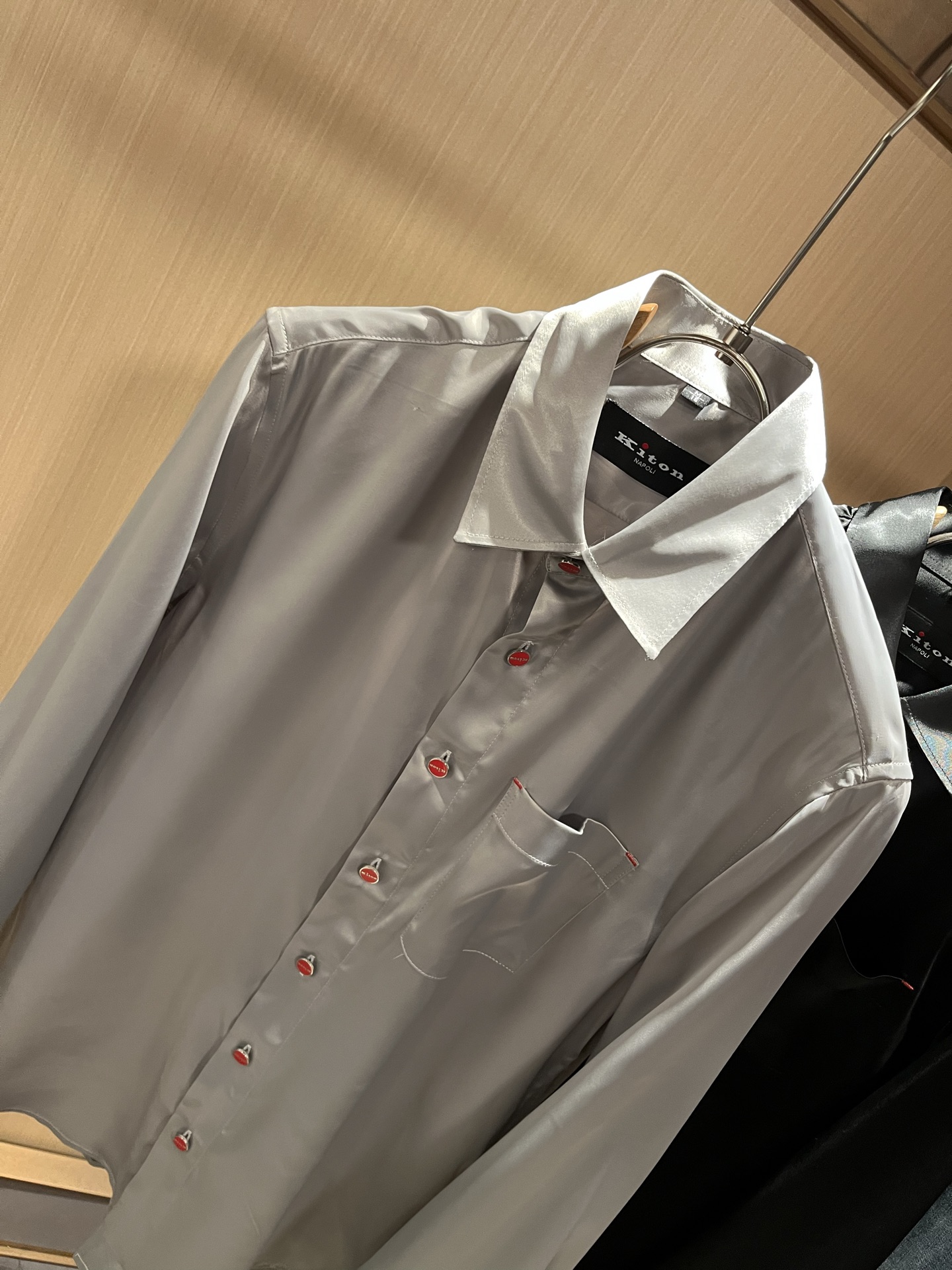 Kiton 2025秋冬新款男士长袖衬衣，众多明星都爱穿的时尚百搭单品！喜欢经典简约的朋友,一定不能错过