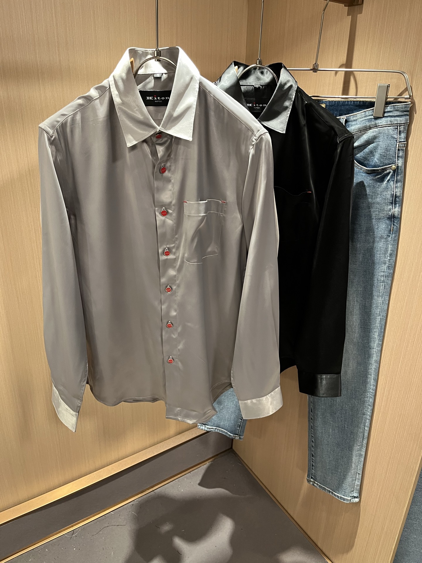 NO:520988,Kiton's new autumn and winter long-sleeved shirt is a fashionable and versatile item that many celebrities love to wear!  Friends who like classic and simple must not miss this one!  The calm and atmospheric brand style has always been favored by the upper class! It is also the best choice for fashionable items!  The upper body is so handsome, highly recommended!  !  !  In addition to its own brand added value, the biggest attraction of this shirt is that this shirt has a high cost-effectiveness in terms of color matching and material!  Customized original exclusive silk material design!  Environmentally friendly washing, customized fabric, pre-shrinkage treatment to ensure a crisp style, the fabric feels super soft and smooth and sweat-absorbing!  Good elasticity, no deformation in washing water, comfortable and smooth feel, soft and comfortable upper body, classic fashionable lapel design, simple and not complicated, very pleasing to the eye!  Code number M-3XL, alexander wang19860909Kiton 秋冬新款男士长袖衬衣,众多明星都爱穿的时尚百搭单品！喜欢经典简约的朋友,一定不能错过了这款！沉稳大气的品牌风格一直以来备受上层人士的青睐!也是时尚单品的不二之选！ 上身帅到爆了,强烈推荐！！！这件衬衣最大的吸引力除了他本身的品牌附加值,更加肯定的是这款衬衣无论在颜色搭配还是材质上都有很高的性价比！ 定制原版专属丝绸材质设计！环保水洗,定制面料,预缩处理,确保版型的挺括,面料手感超柔顺滑又吸汗！弹性好,洗水不变形,手感舒适顺滑,上身柔和舒适,经典的时尚翻领设计,精简不繁,很是耐看！码数M-3XL,,alexander wang,Men's clothing