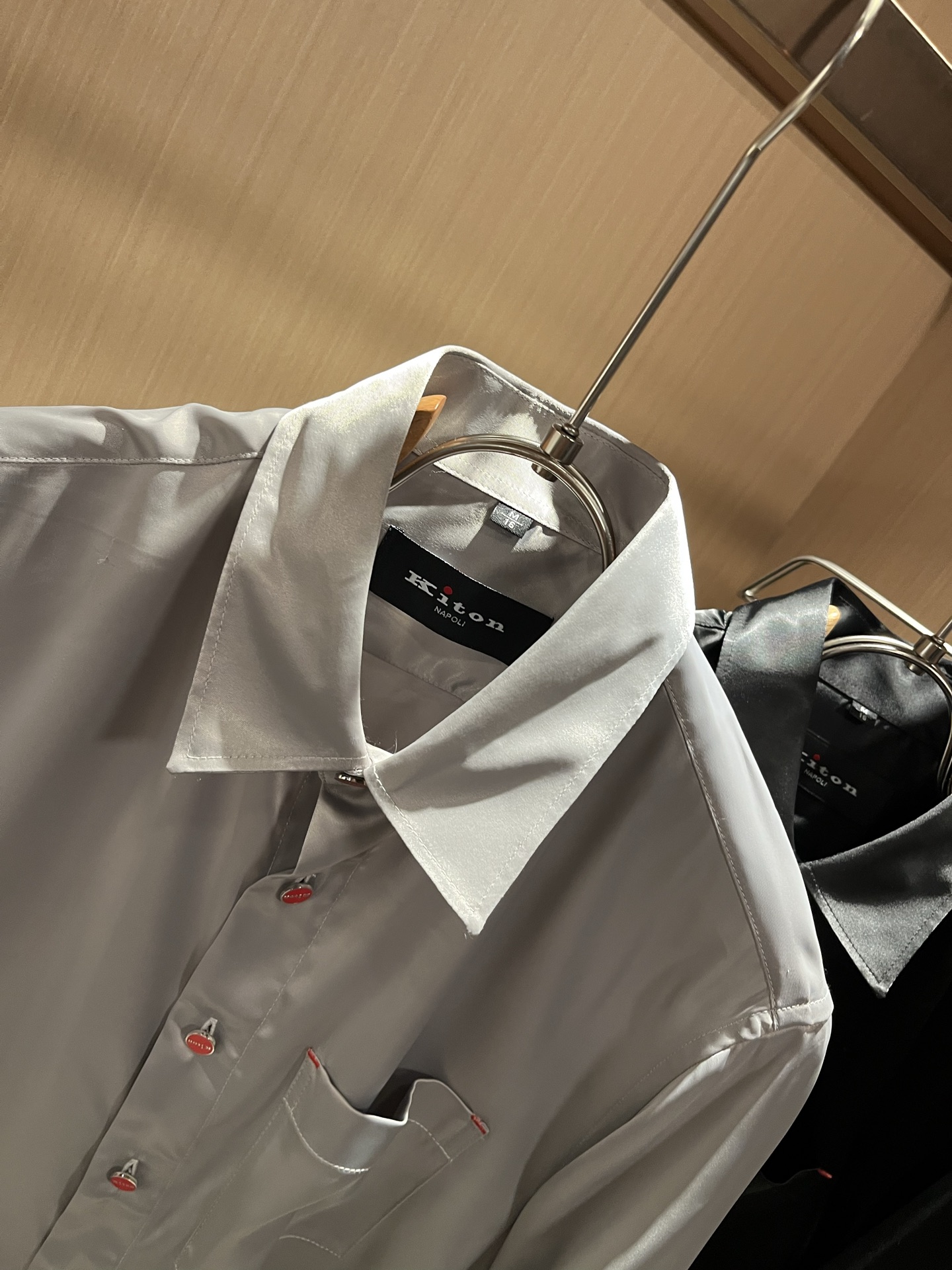 Kiton 2025秋冬新款男士长袖衬衣，众多明星都爱穿的时尚百搭单品！喜欢经典简约的朋友,一定不能错过