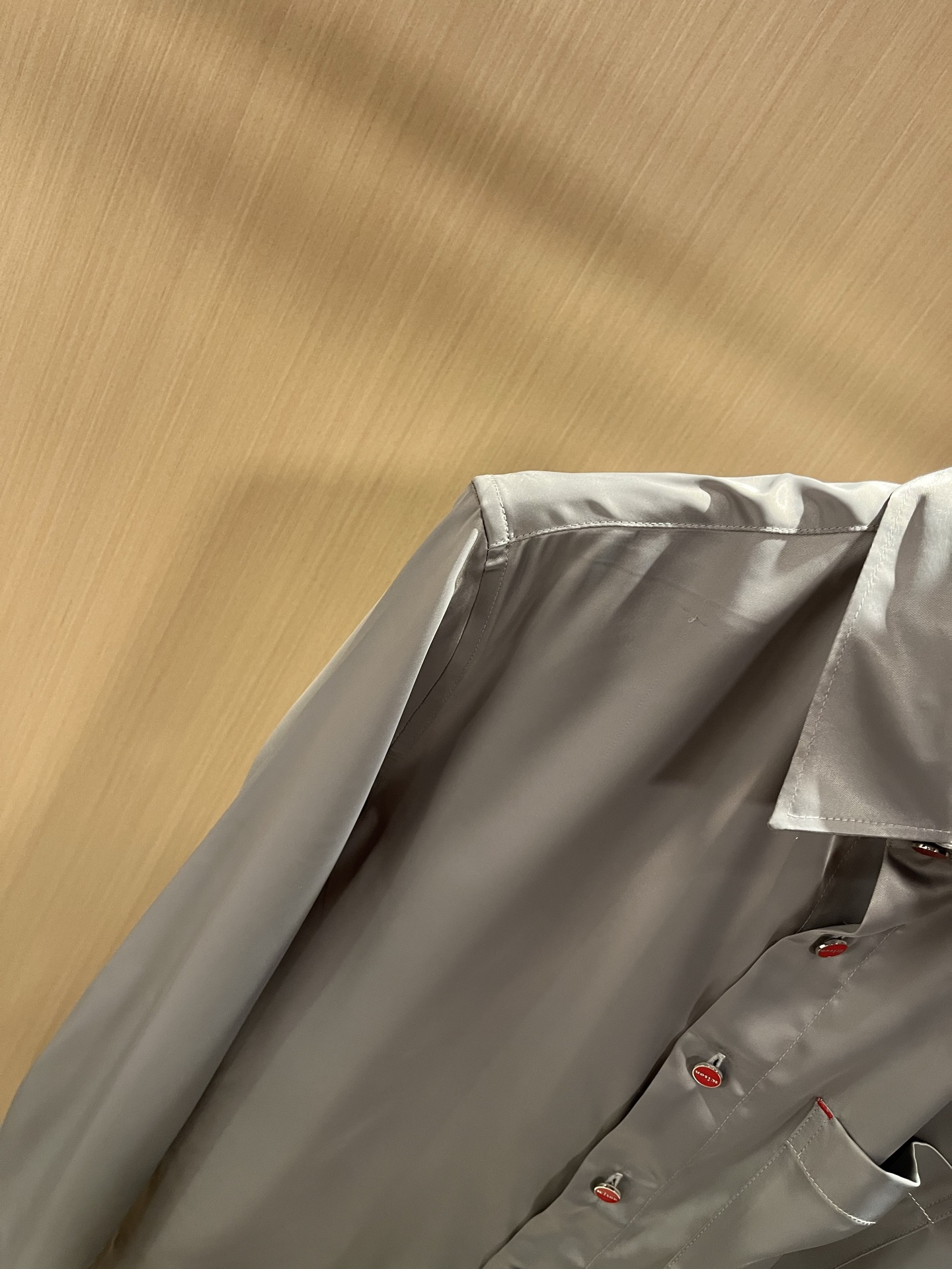 Kiton 2025秋冬新款男士长袖衬衣，众多明星都爱穿的时尚百搭单品！喜欢经典简约的朋友,一定不能错过