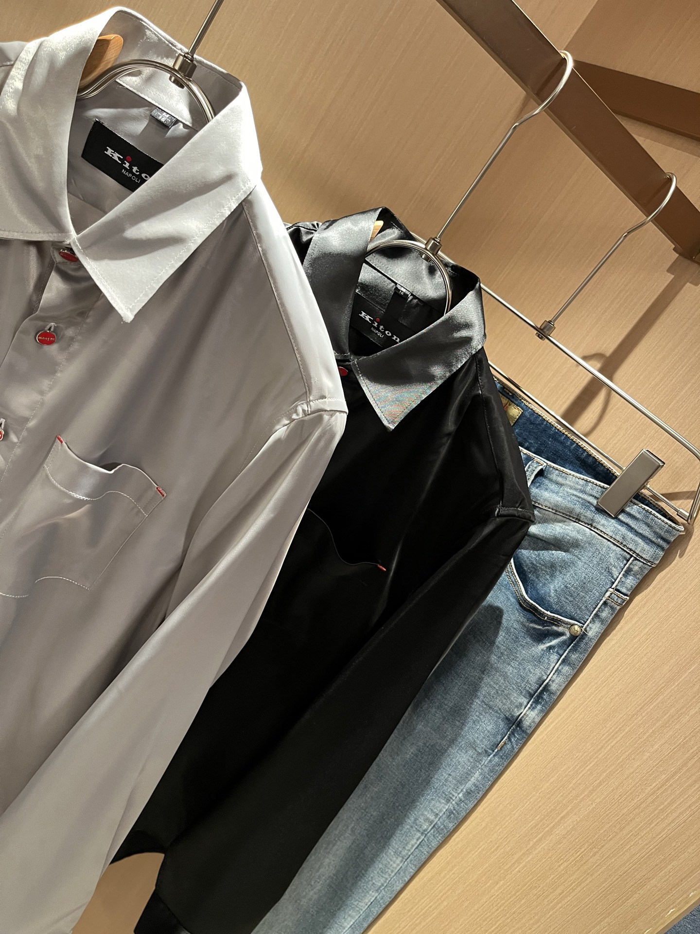 Kiton 2025秋冬新款男士长袖衬衣，众多明星都爱穿的时尚百搭单品！喜欢经典简约的朋友,一定不能错过
