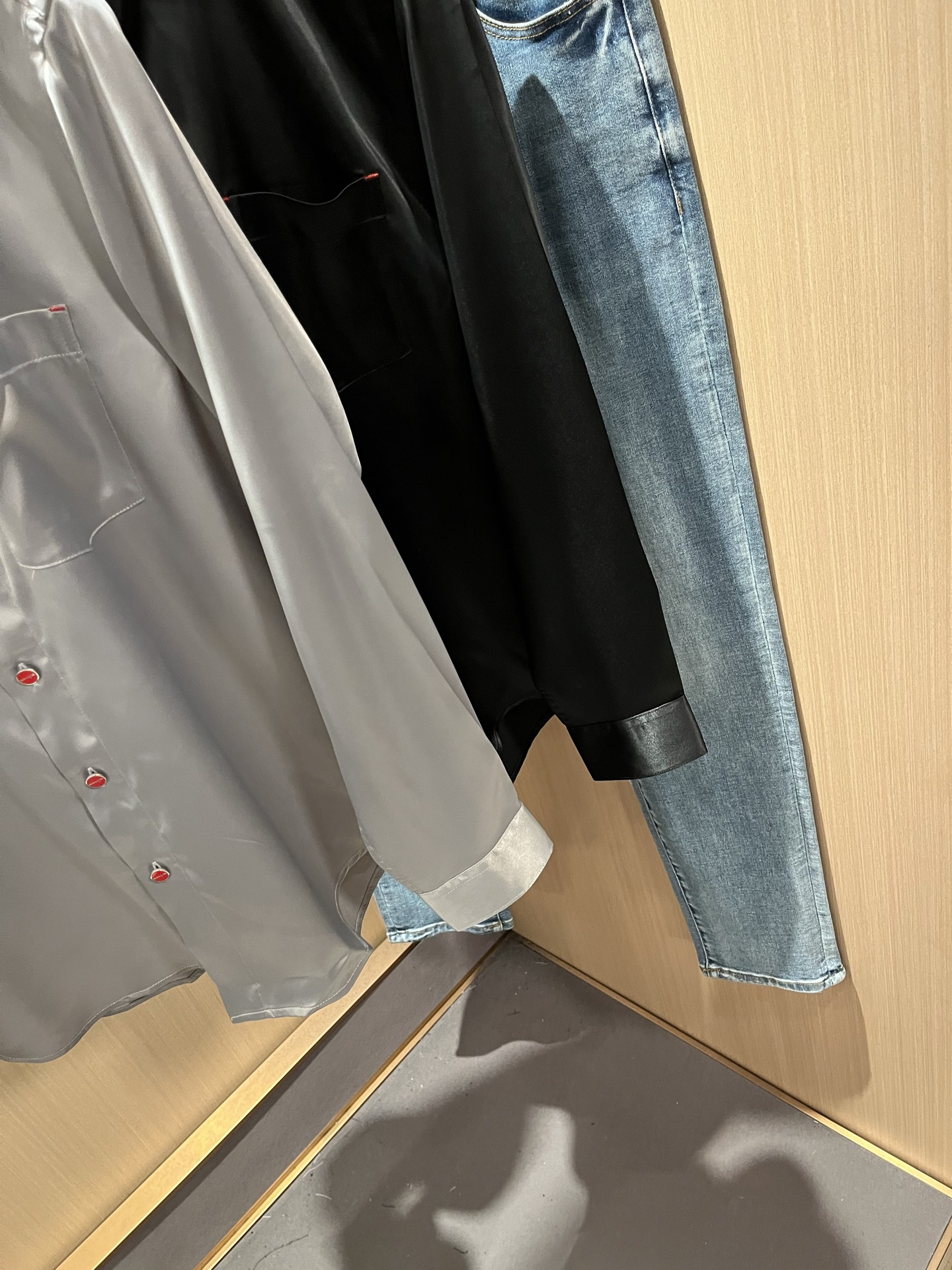 Kiton 2025秋冬新款男士长袖衬衣，众多明星都爱穿的时尚百搭单品！喜欢经典简约的朋友,一定不能错过
