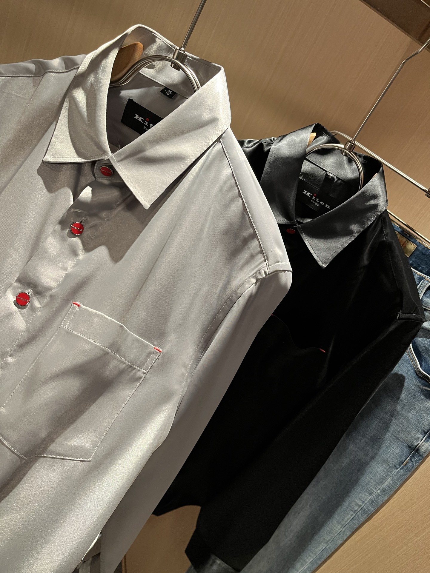 Kiton 2025秋冬新款男士长袖衬衣，众多明星都爱穿的时尚百搭单品！喜欢经典简约的朋友,一定不能错过