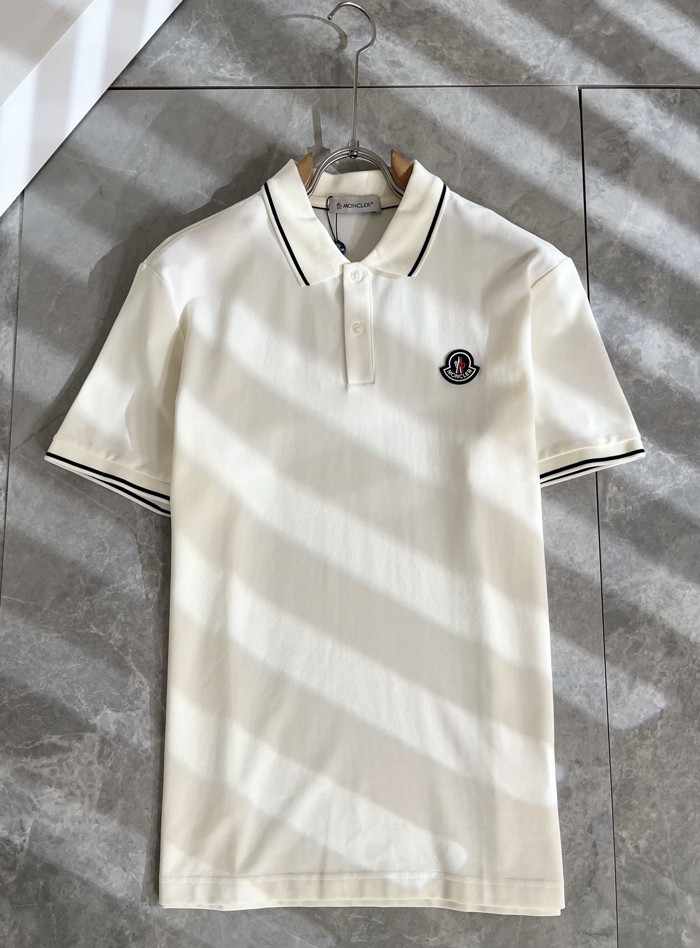  MON蒙**口2025春夏新款男士原单男士短袖POLO衫，贸易公司货，官网同步发售！此类型的基础单品是