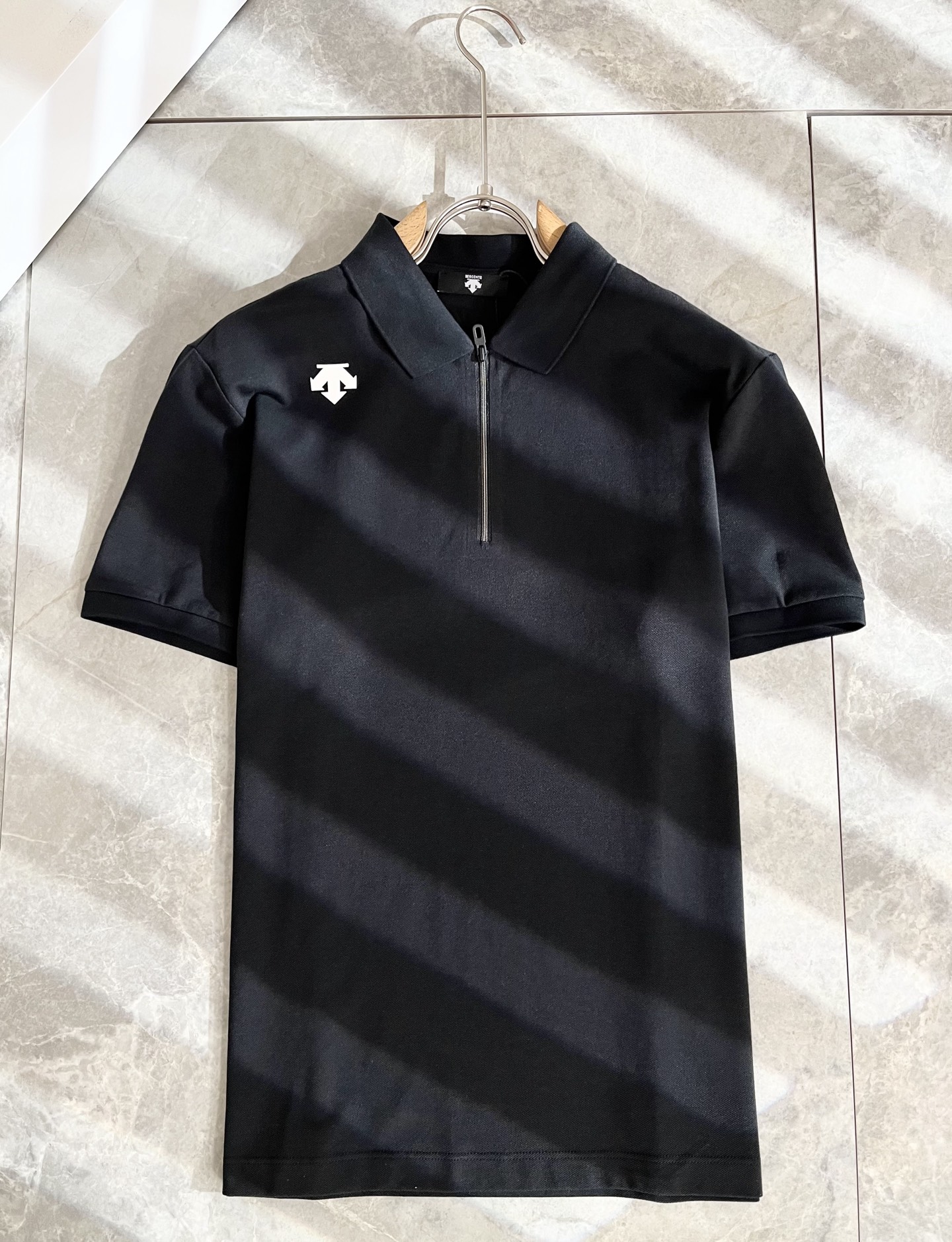 迪桑特DESCENTE，2025春夏新款短袖Polo衫，自1935年荣耀至今的专业运动品牌。80余年来，