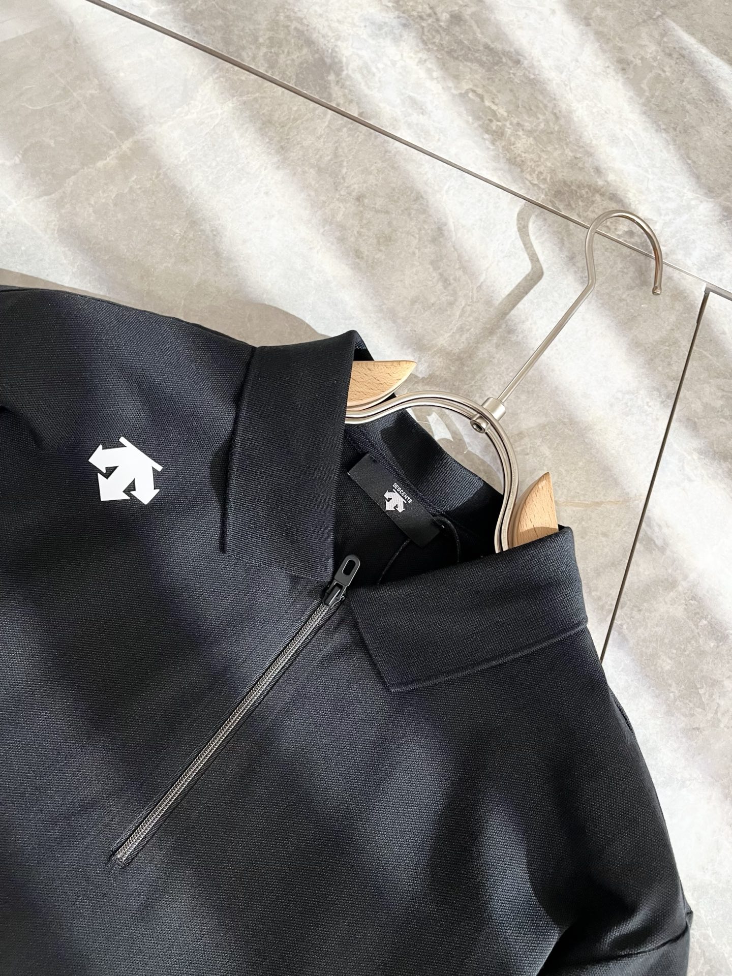 迪桑特DESCENTE，2025春夏新款短袖Polo衫，自1935年荣耀至今的专业运动品牌。80余年来，