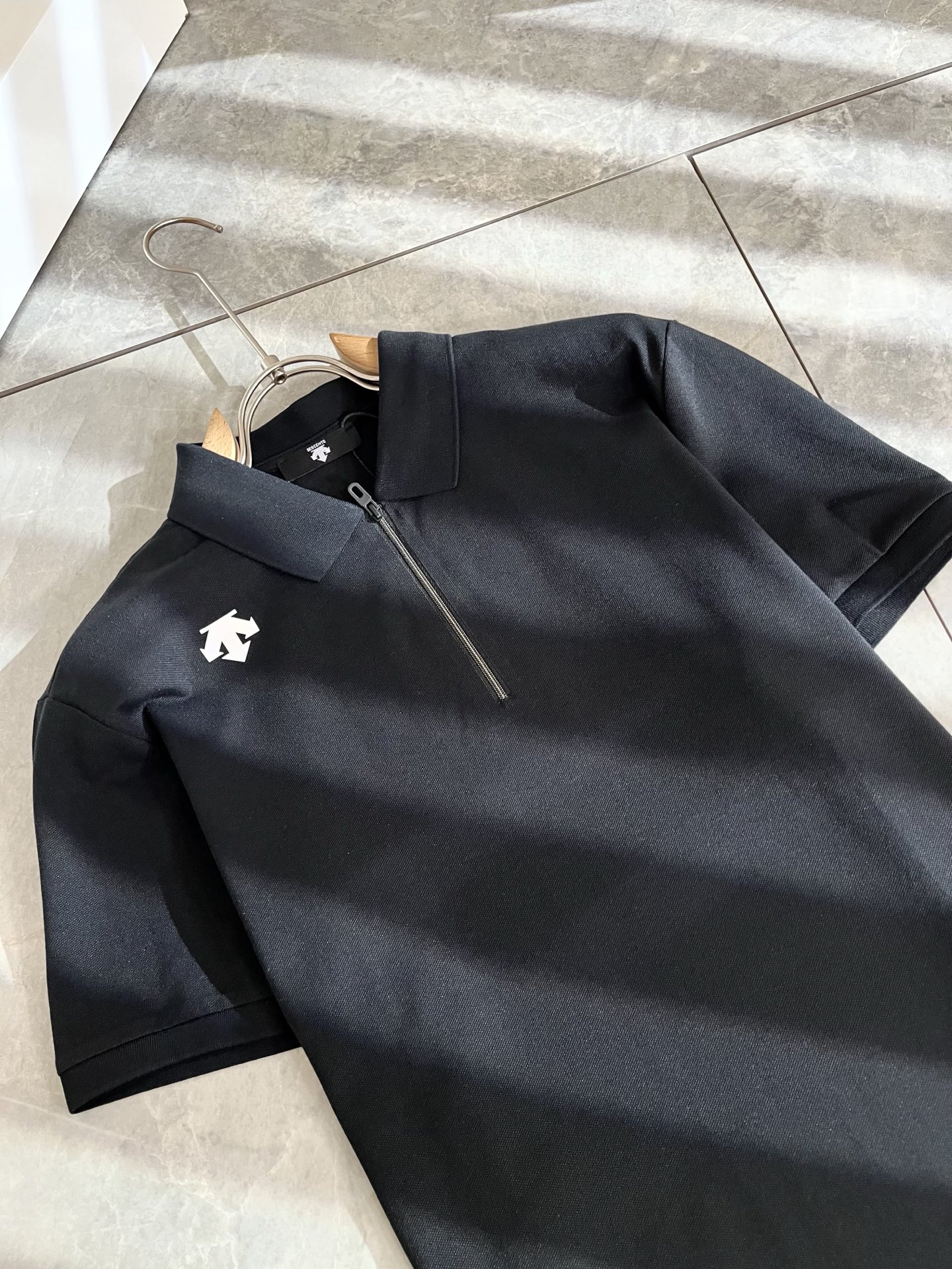 迪桑特DESCENTE，2025春夏新款短袖Polo衫，自1935年荣耀至今的专业运动品牌。80余年来，