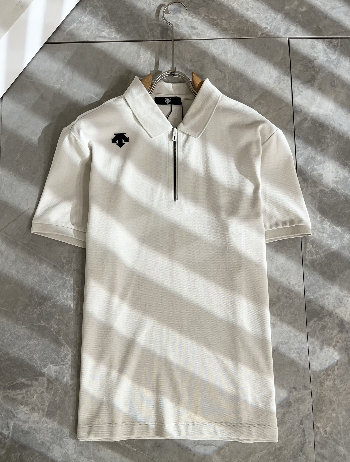 迪桑特DESCENTE，2025春夏新款短袖Polo衫，自1935年荣耀至今的专业运动品牌。80余年来，
