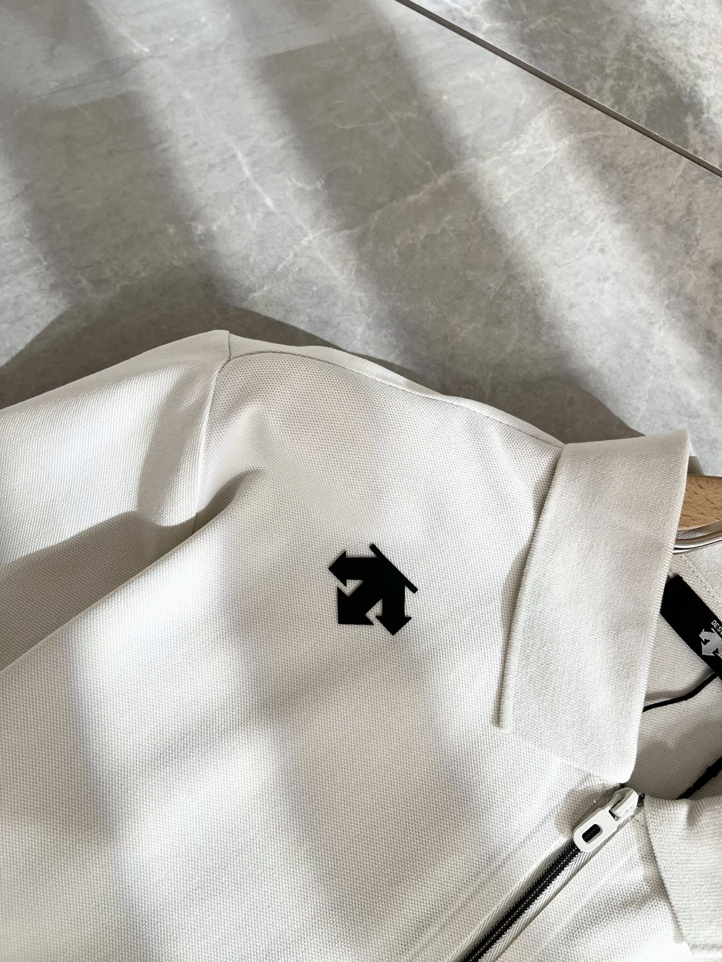 迪桑特DESCENTE，2025春夏新款短袖Polo衫，自1935年荣耀至今的专业运动品牌。80余年来，