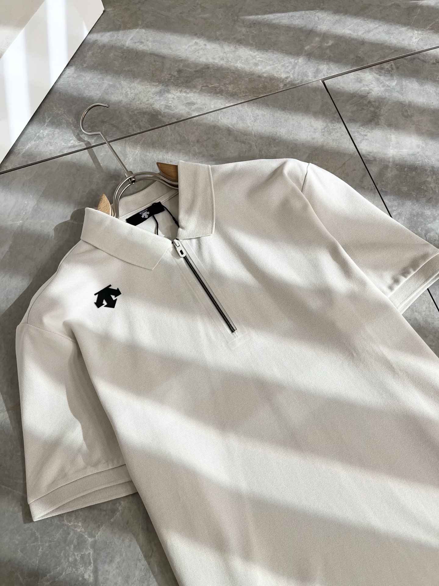 迪桑特DESCENTE，2025春夏新款短袖Polo衫，自1935年荣耀至今的专业运动品牌。80余年来，
