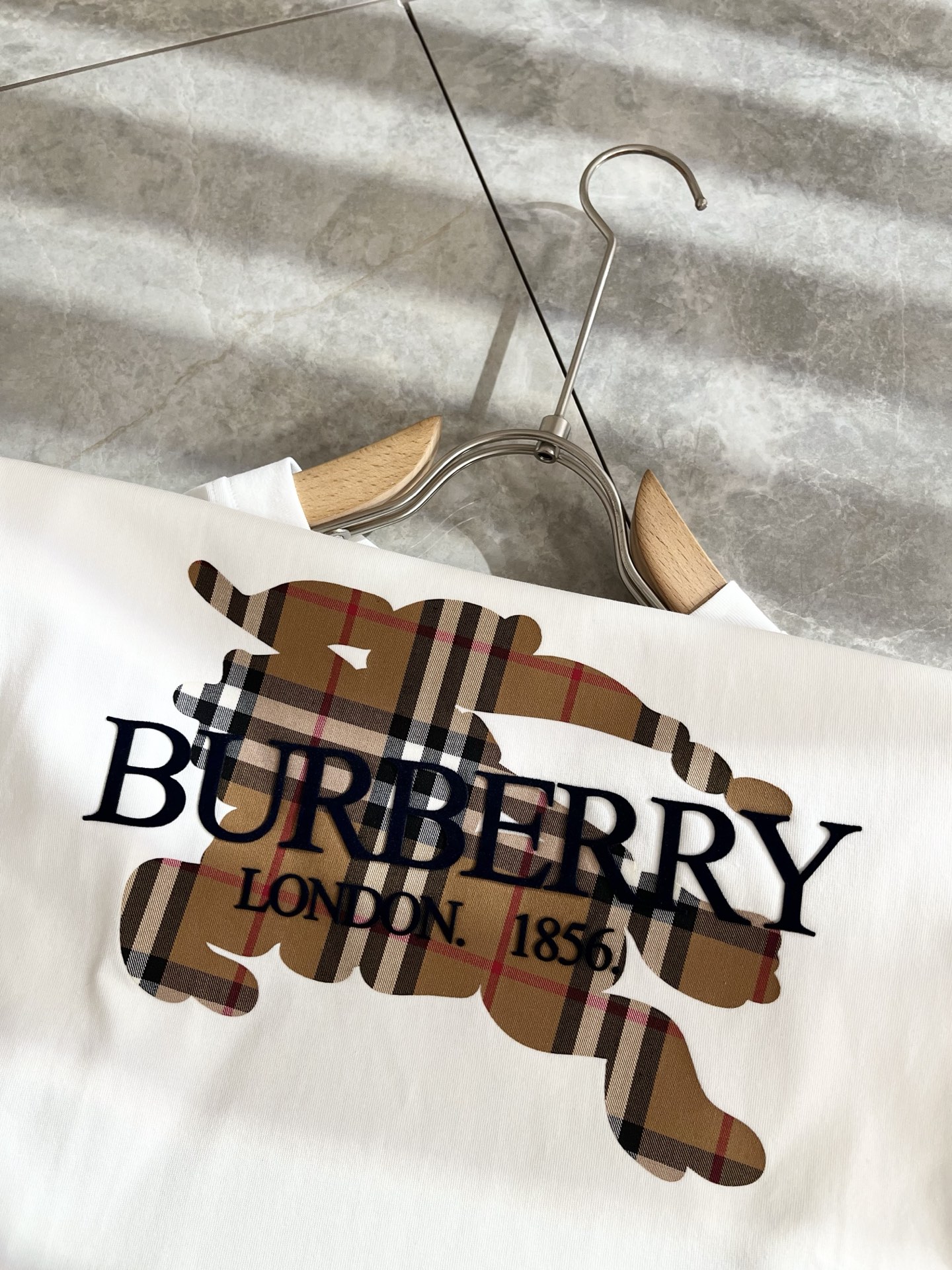   BURBER*Y巴*莉2025春夏新品男女同款👫短袖T恤，重磅来袭，最近比较火热的环保纯棉面料制作而