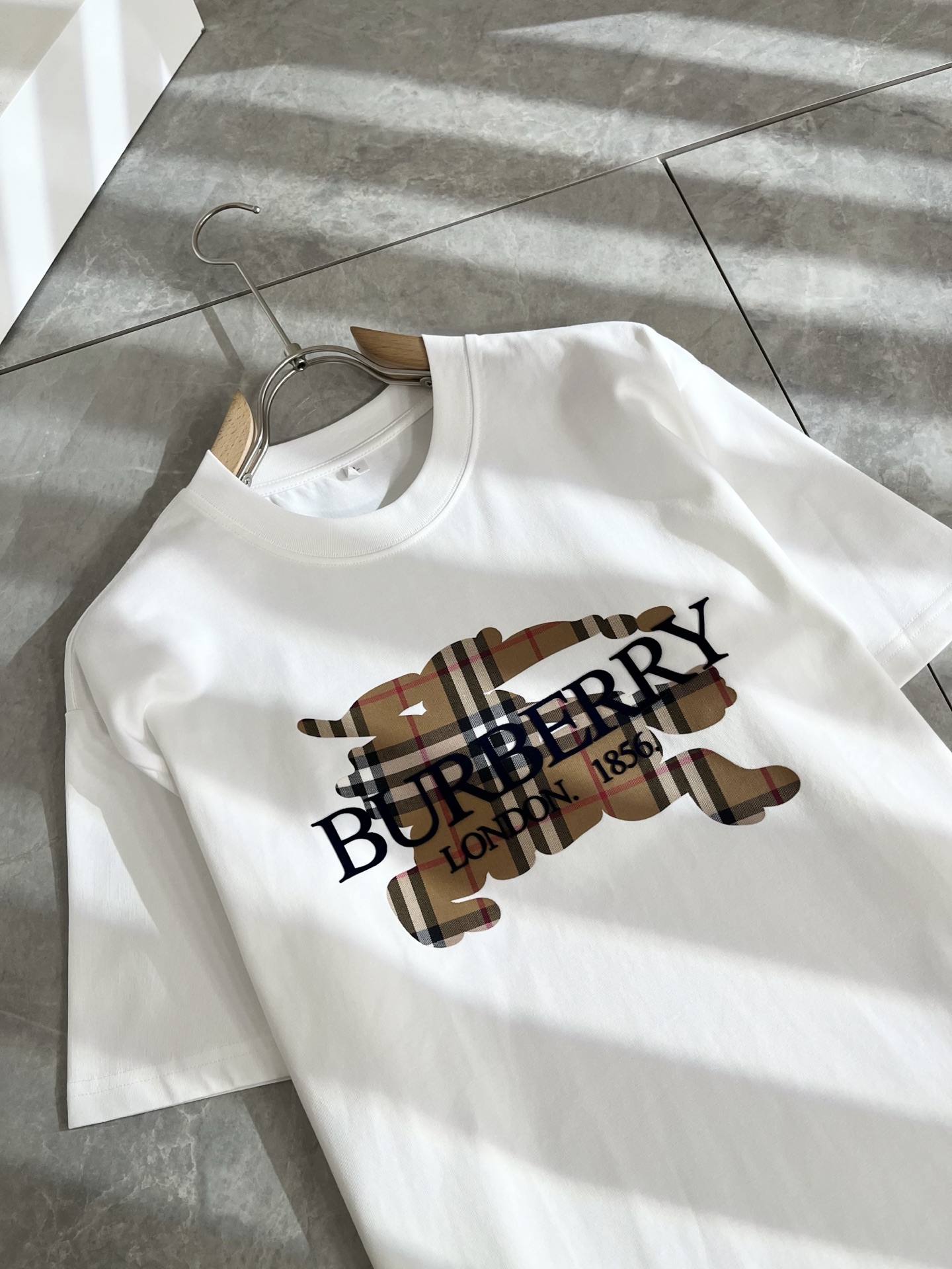   BURBER*Y巴*莉2025春夏新品男女同款👫短袖T恤，重磅来袭，最近比较火热的环保纯棉面料制作而