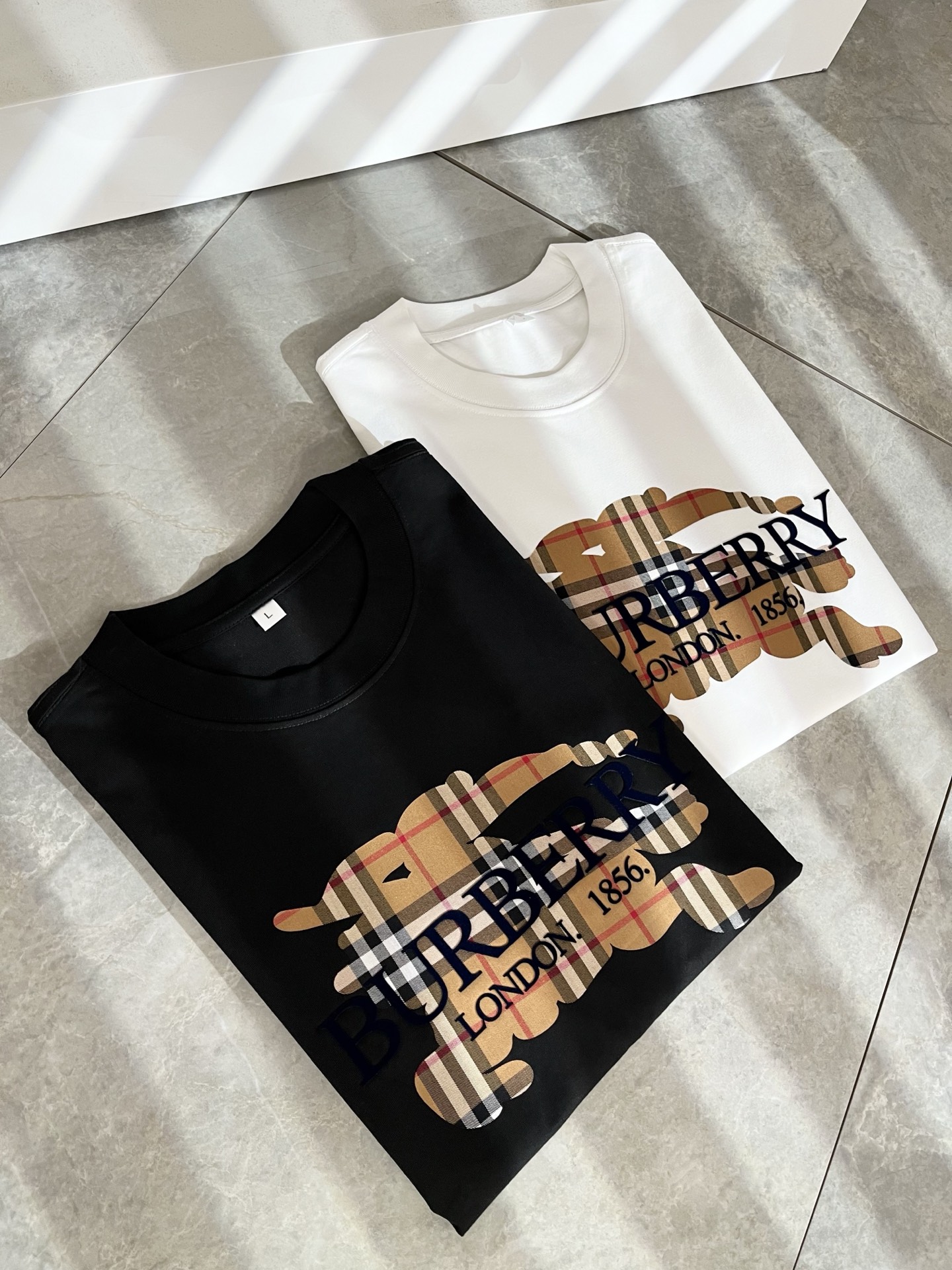   BURBER*Y巴*莉2025春夏新品男女同款👫短袖T恤，重磅来袭，最近比较火热的环保纯棉面料制作而