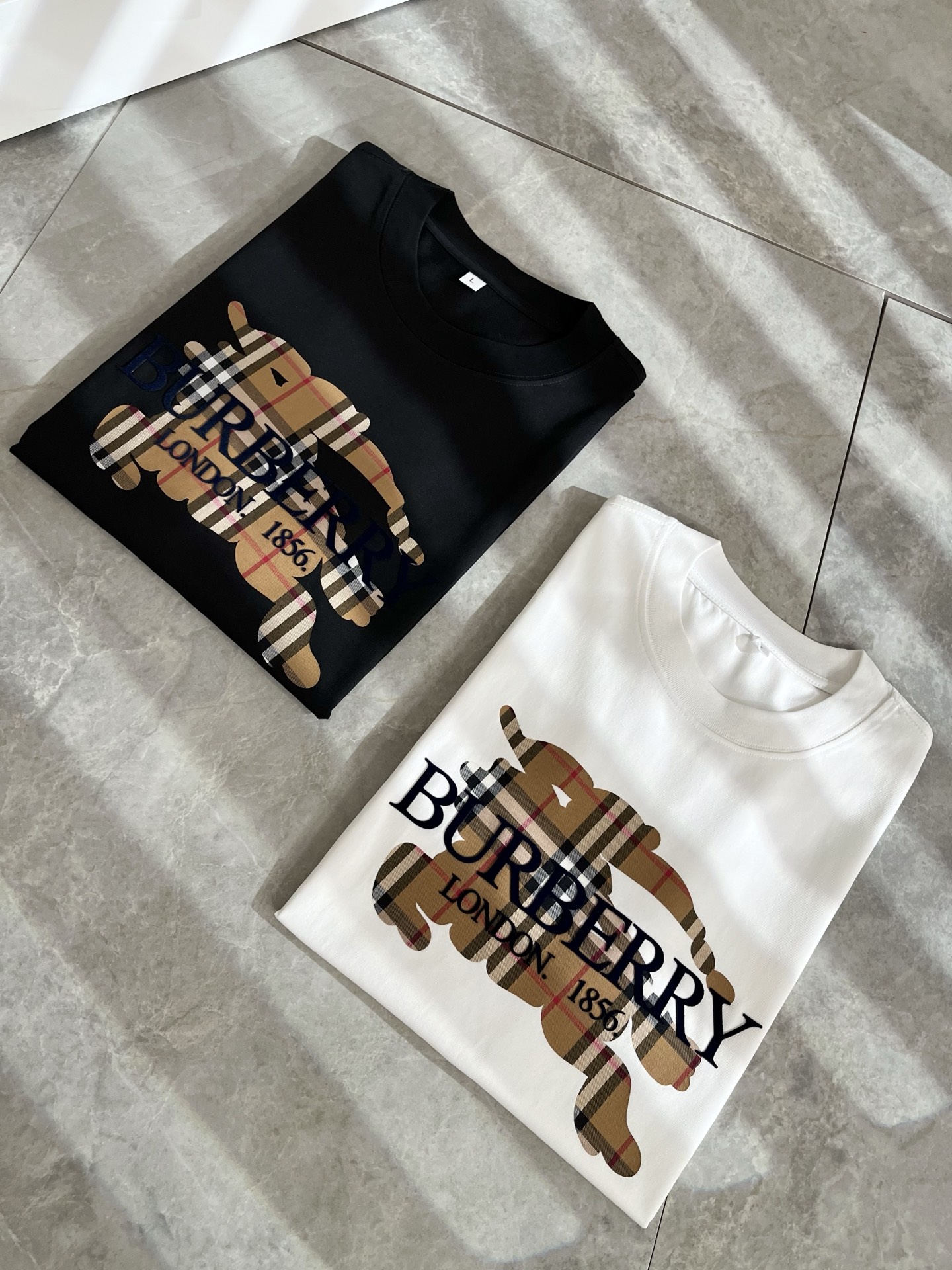   BURBER*Y巴*莉2025春夏新品男女同款👫短袖T恤，重磅来袭，最近比较火热的环保纯棉面料制作而