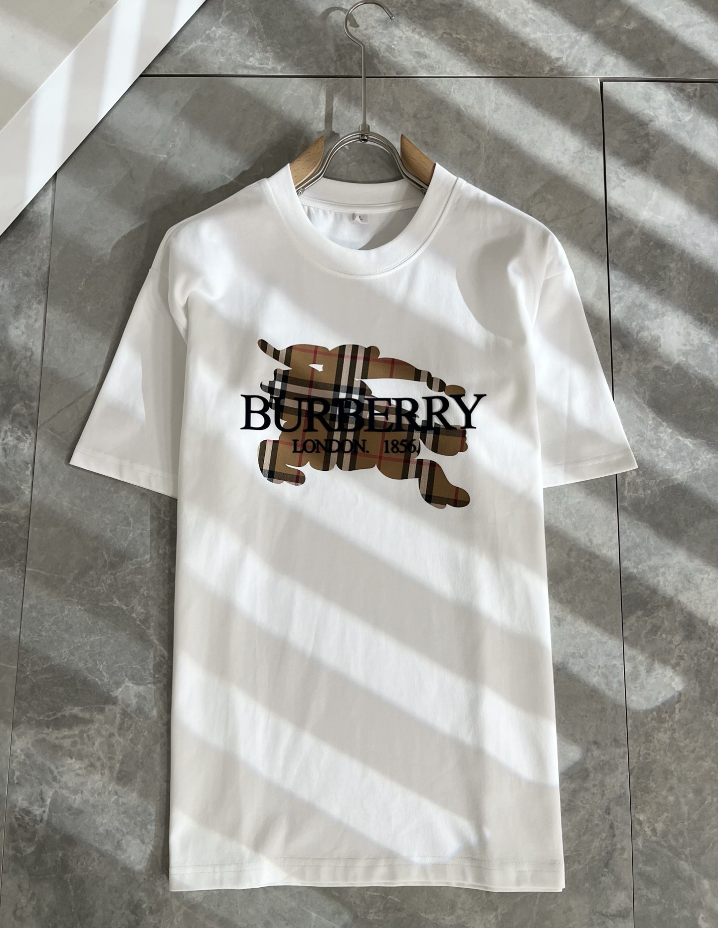   BURBER*Y巴*莉2025春夏新品男女同款👫短袖T恤，重磅来袭，最近比较火热的环保纯棉面料制作而