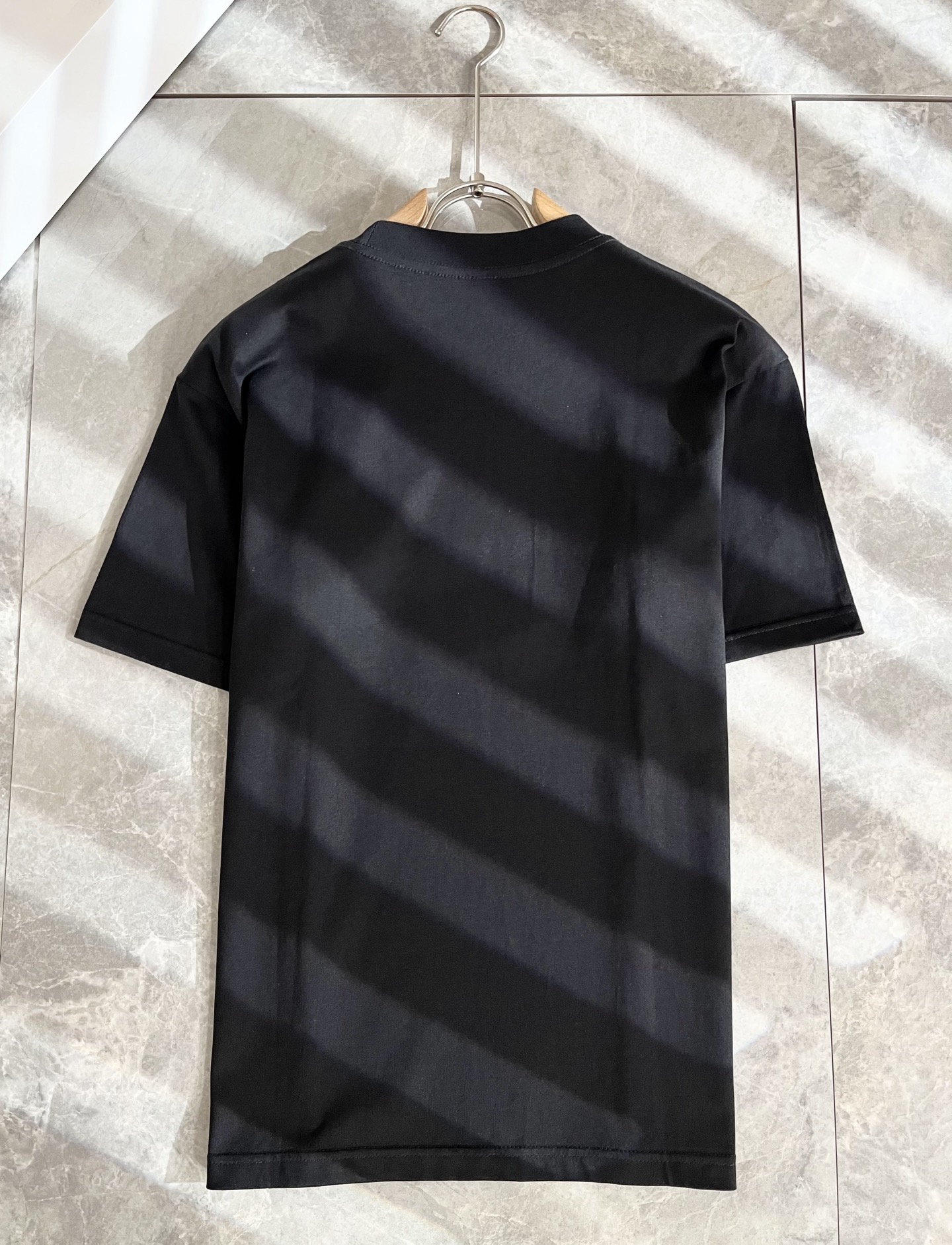   BURBER*Y巴*莉2025春夏新品男女同款👫短袖T恤，重磅来袭，最近比较火热的环保纯棉面料制作而