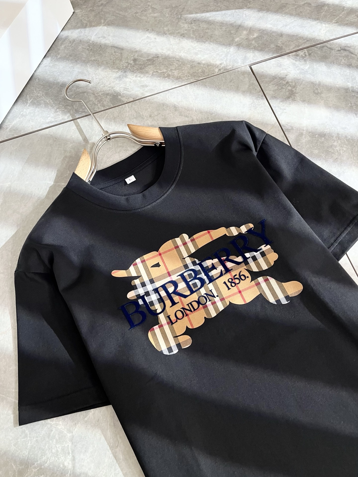   BURBER*Y巴*莉2025春夏新品男女同款👫短袖T恤，重磅来袭，最近比较火热的环保纯棉面料制作而