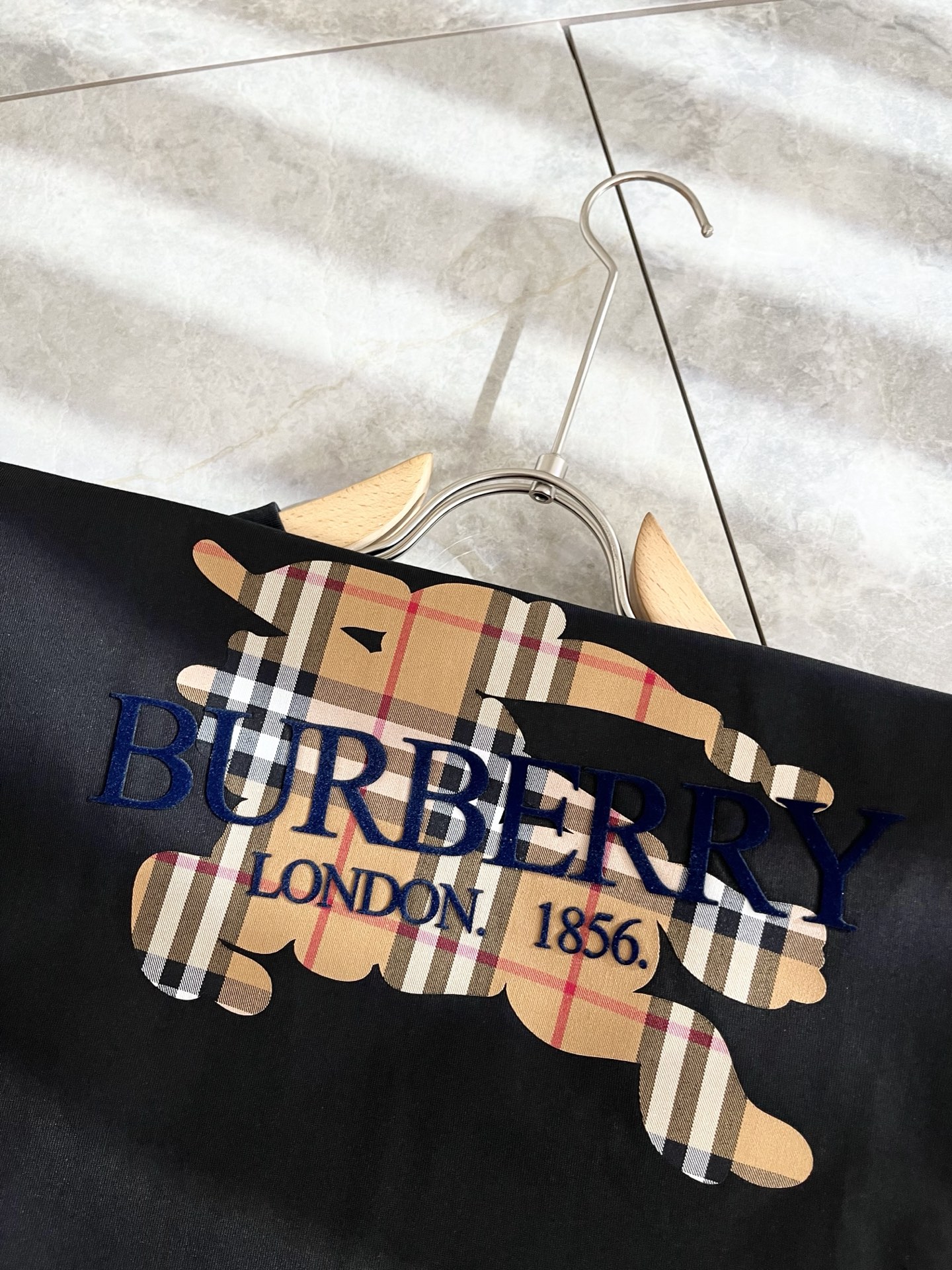   BURBER*Y巴*莉2025春夏新品男女同款👫短袖T恤，重磅来袭，最近比较火热的环保纯棉面料制作而