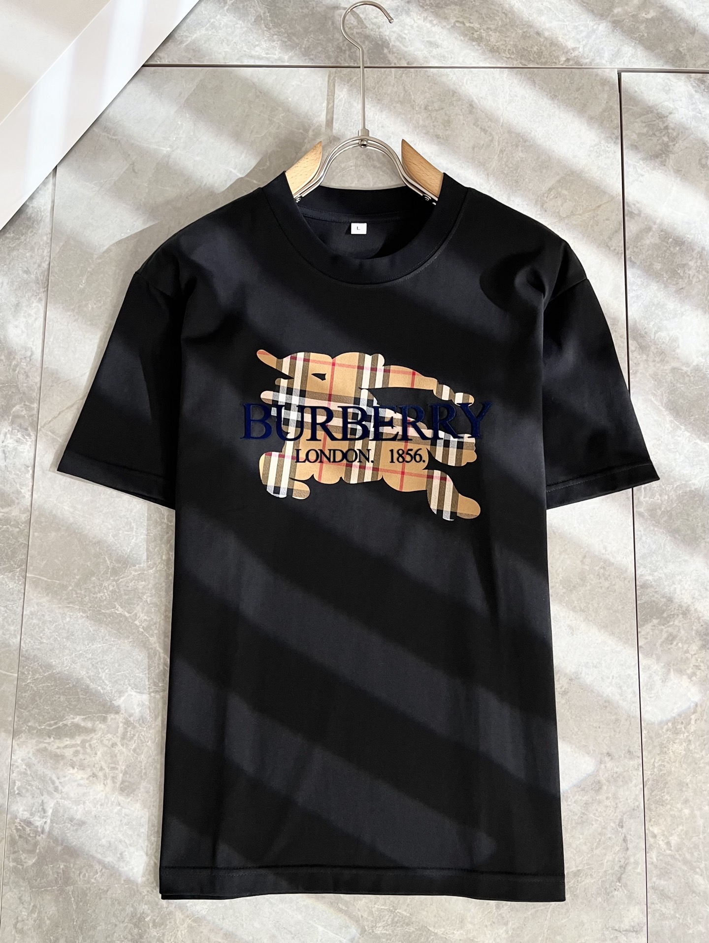   BURBER*Y巴*莉2025春夏新品男女同款👫短袖T恤，重磅来袭，最近比较火热的环保纯棉面料制作而