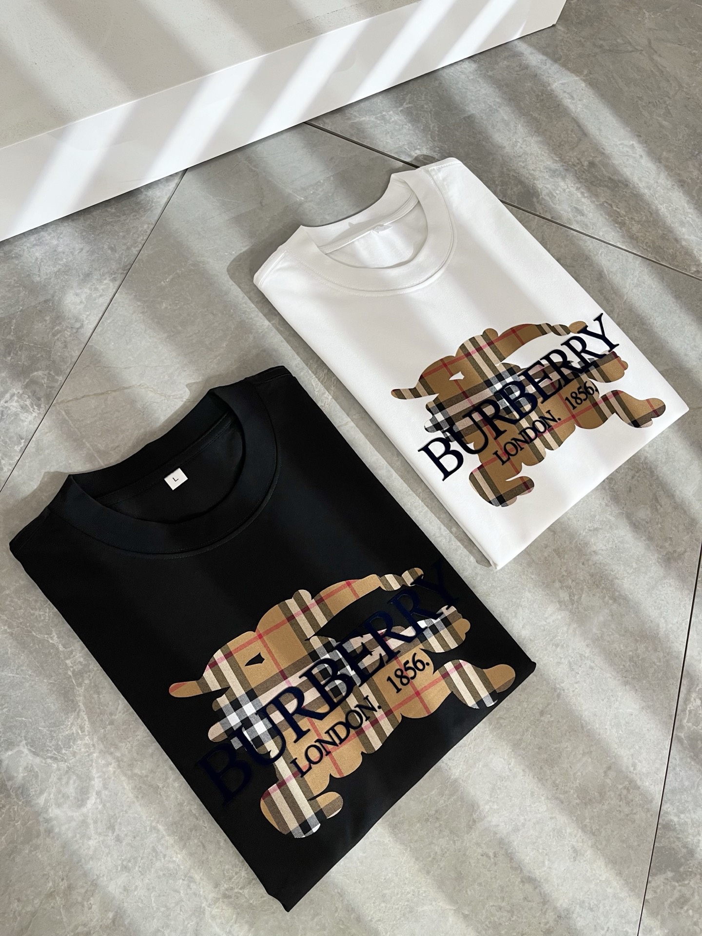   BURBER*Y巴*莉2025春夏新品男女同款👫短袖T恤，重磅来袭，最近比较火热的环保纯棉面料制作而