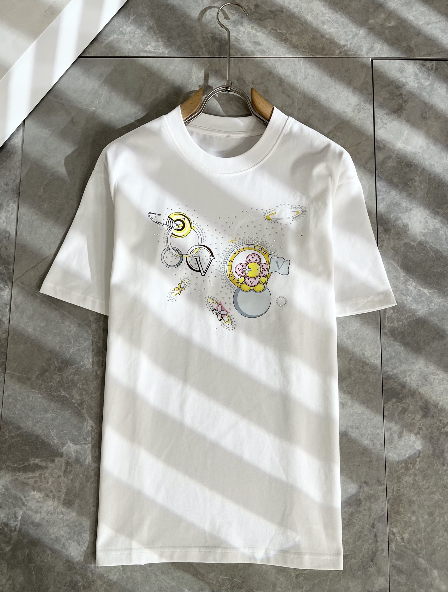   LouisVuitt*路易*登 2025春夏全新系列单品上线，非常时髦前卫的一款男女同款短袖T恤，标