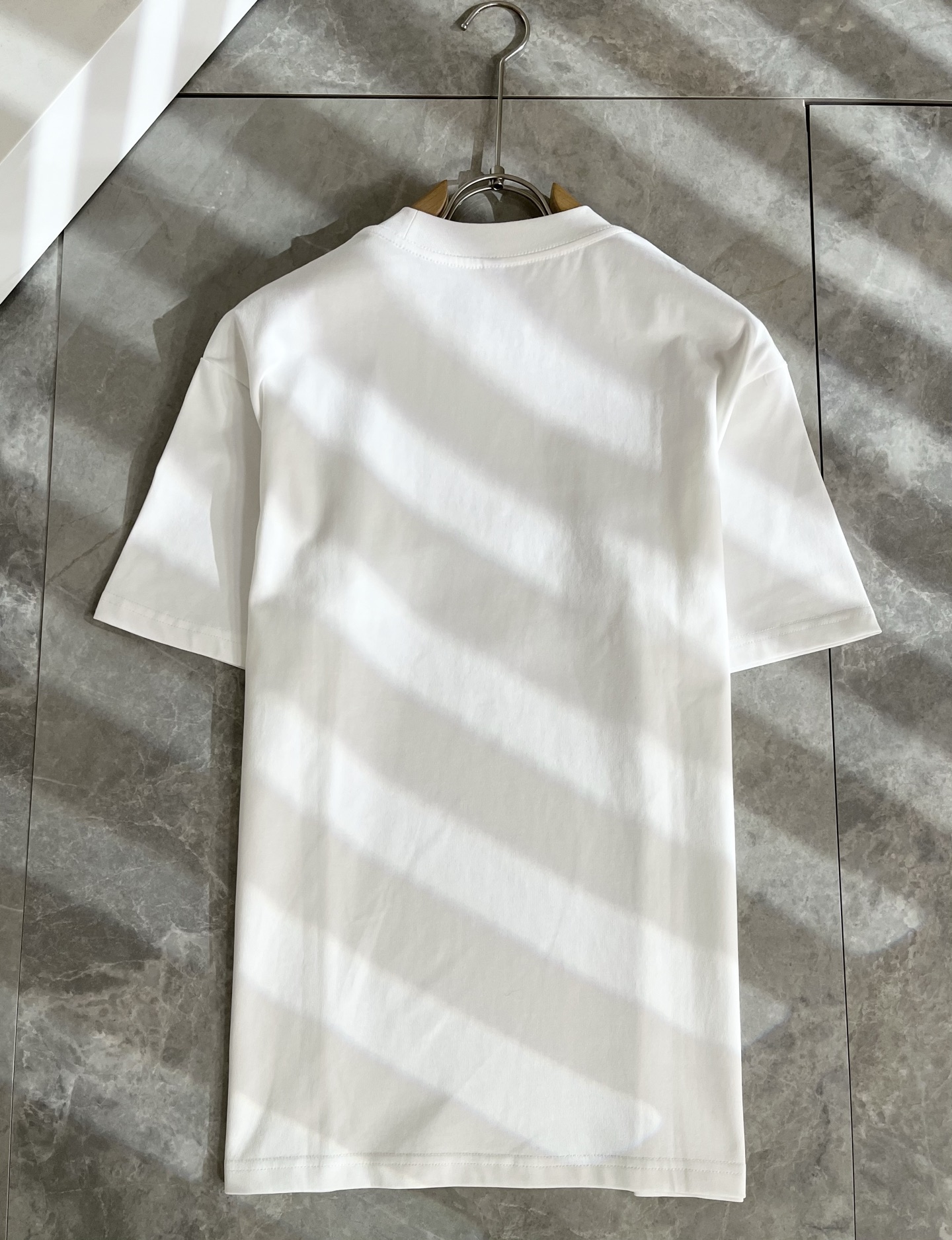   LouisVuitt*路易*登 2025春夏全新系列单品上线，非常时髦前卫的一款男女同款短袖T恤，标