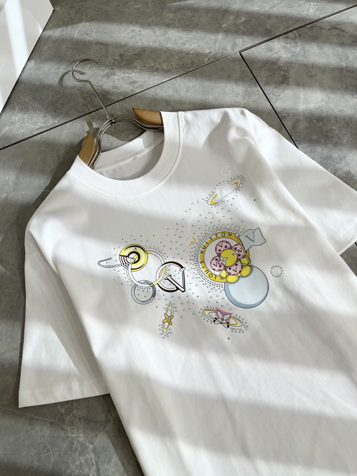   LouisVuitt*路易*登 2025春夏全新系列单品上线，非常时髦前卫的一款男女同款短袖T恤，标