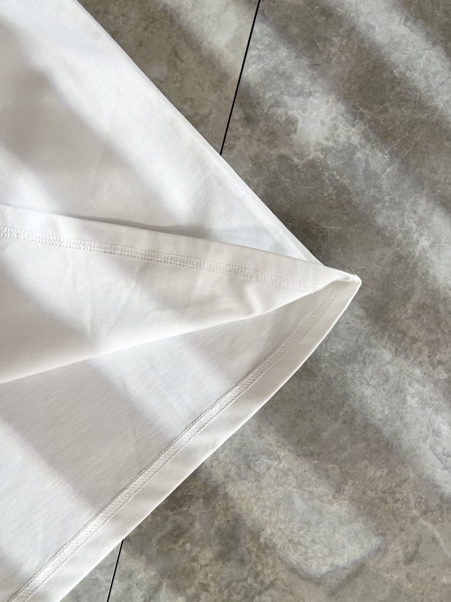   LouisVuitt*路易*登 2025春夏全新系列单品上线，非常时髦前卫的一款男女同款短袖T恤，标