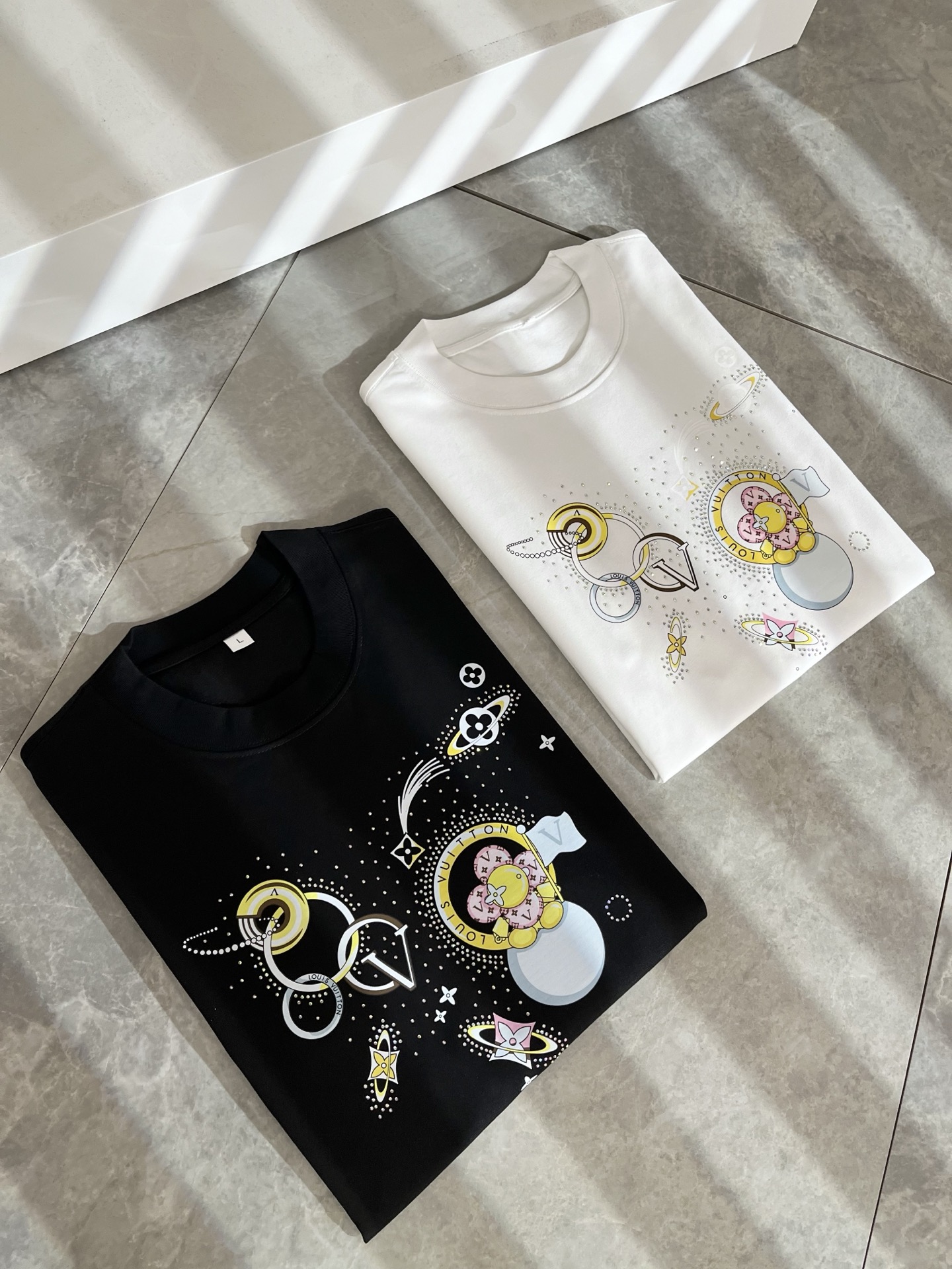   LouisVuitt*路易*登 2025春夏全新系列单品上线，非常时髦前卫的一款男女同款短袖T恤，标