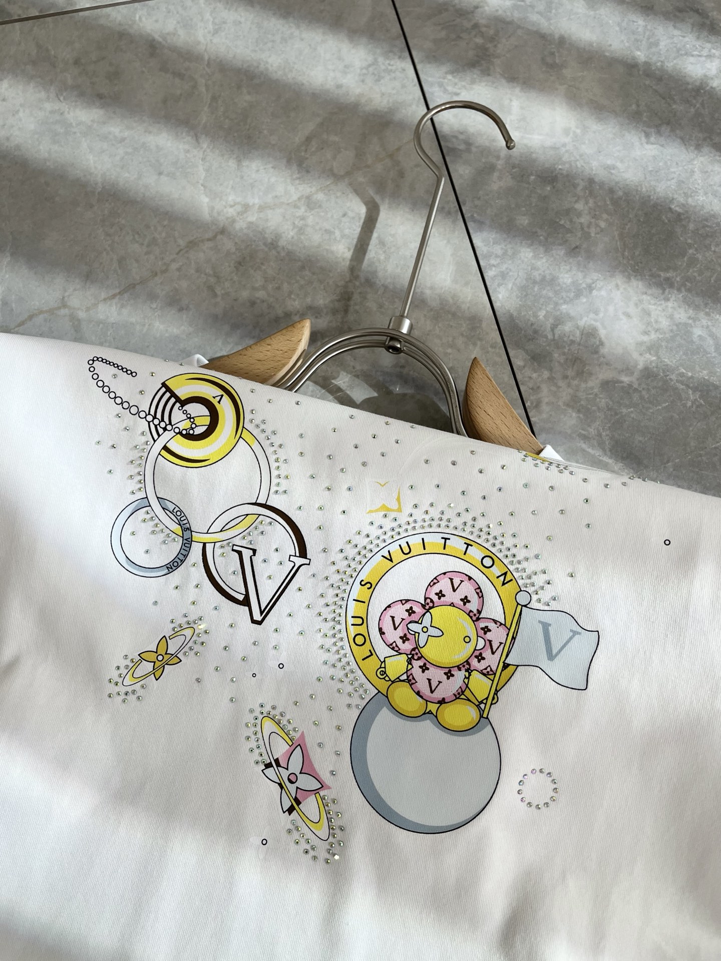   LouisVuitt*路易*登 2025春夏全新系列单品上线，非常时髦前卫的一款男女同款短袖T恤，标