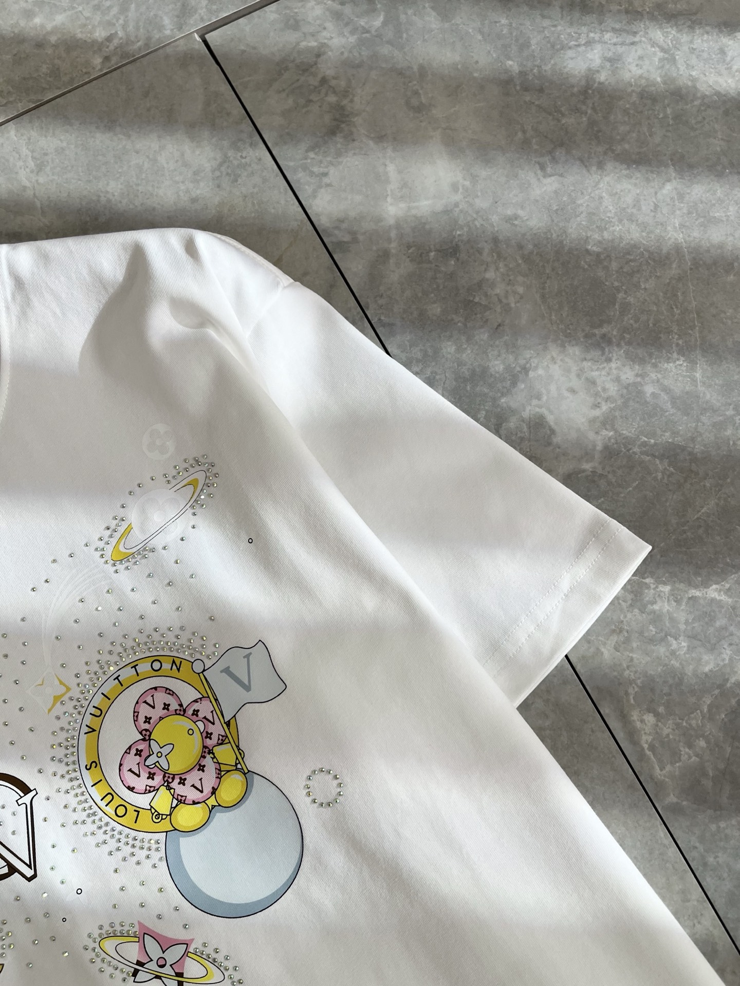   LouisVuitt*路易*登 2025春夏全新系列单品上线，非常时髦前卫的一款男女同款短袖T恤，标