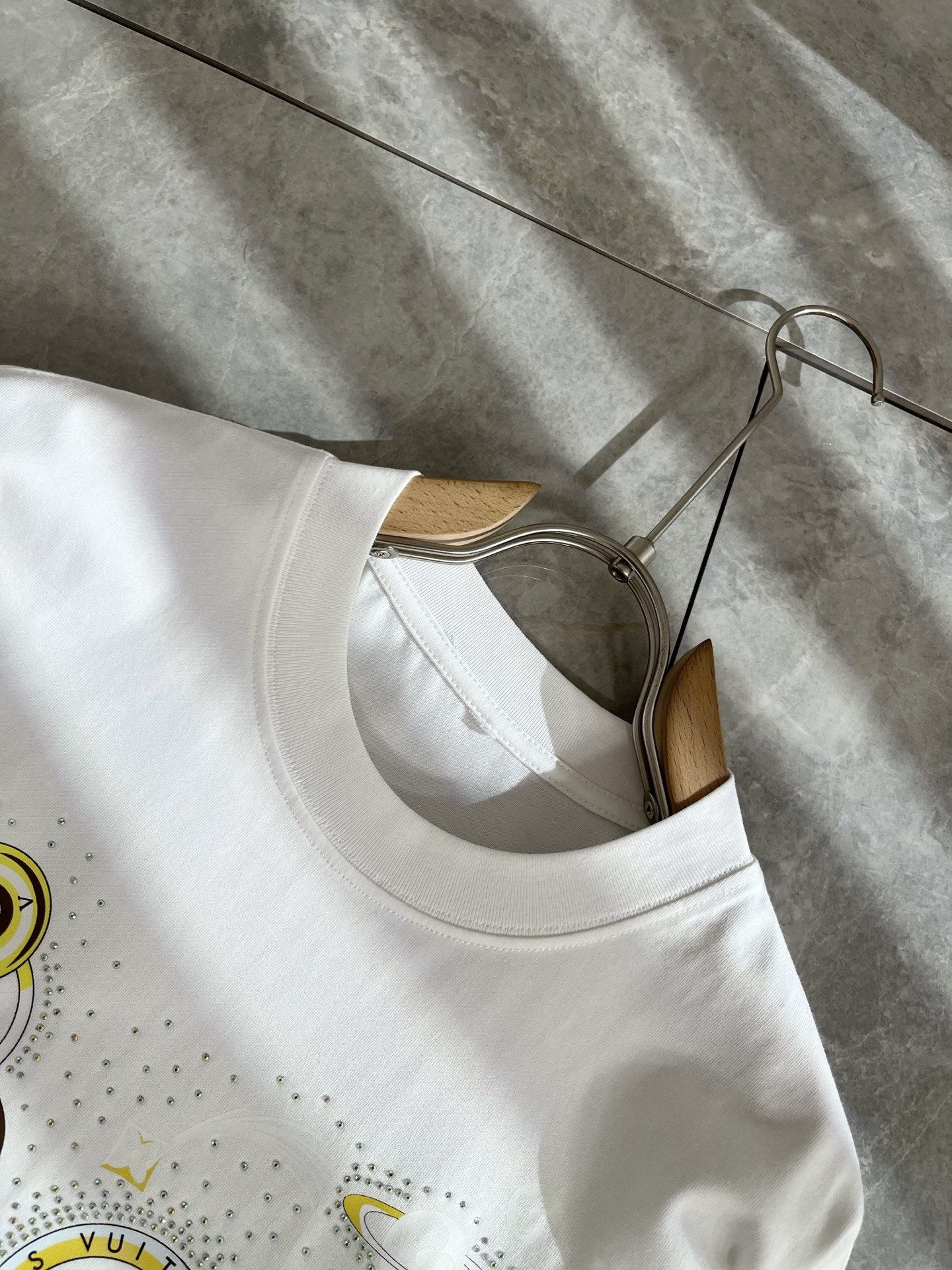   LouisVuitt*路易*登 2025春夏全新系列单品上线，非常时髦前卫的一款男女同款短袖T恤，标