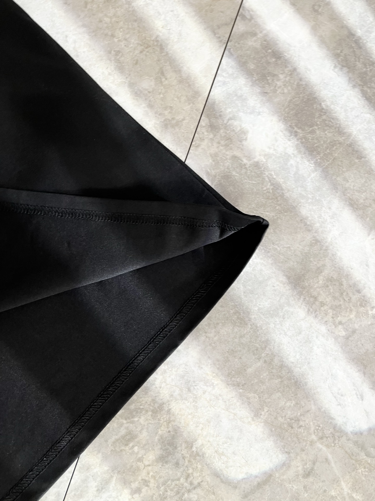   LouisVuitt*路易*登 2025春夏全新系列单品上线，非常时髦前卫的一款男女同款短袖T恤，标