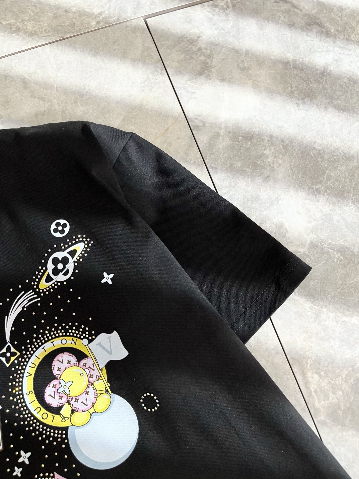   LouisVuitt*路易*登 2025春夏全新系列单品上线，非常时髦前卫的一款男女同款短袖T恤，标