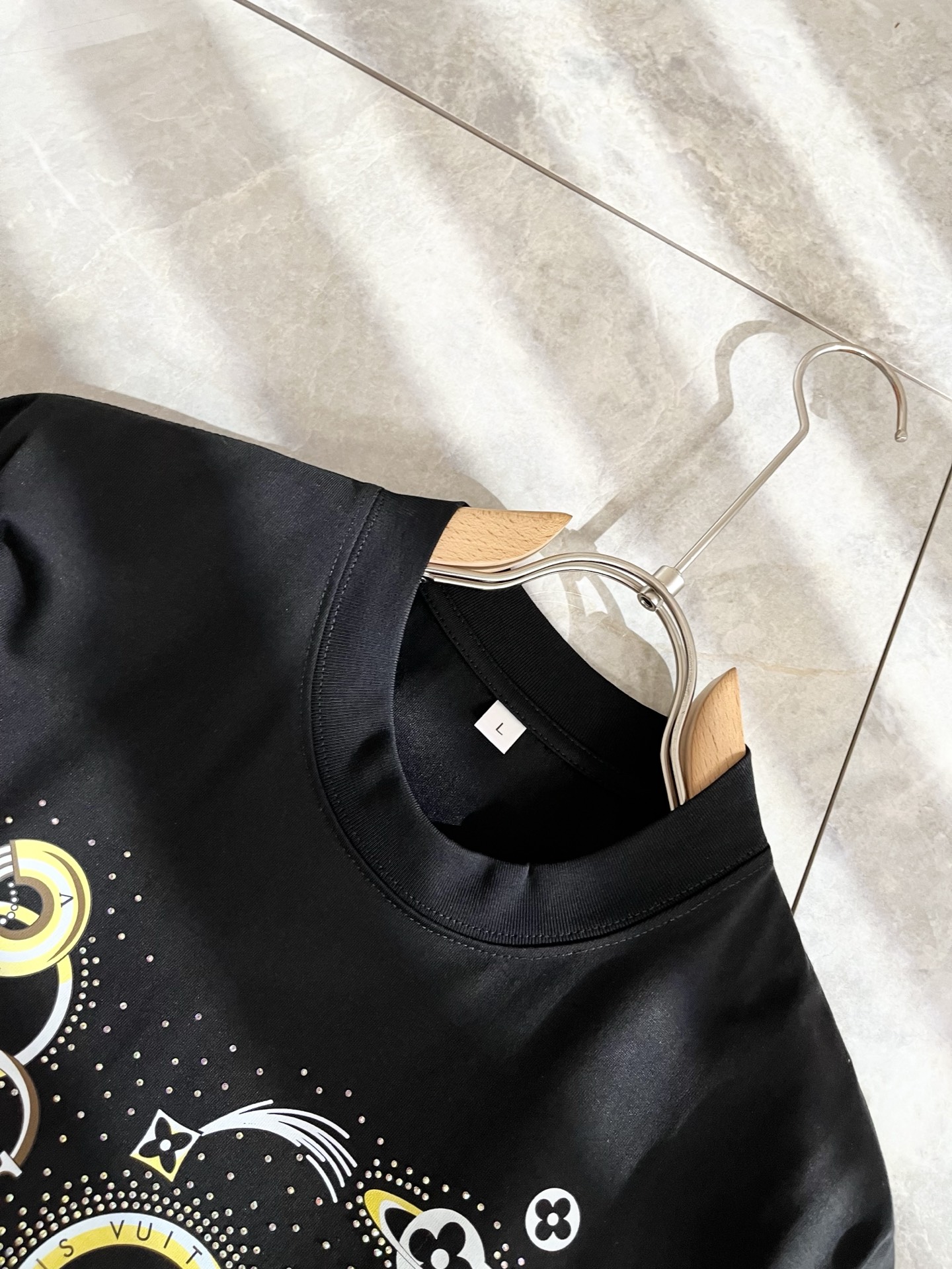   LouisVuitt*路易*登 2025春夏全新系列单品上线，非常时髦前卫的一款男女同款短袖T恤，标