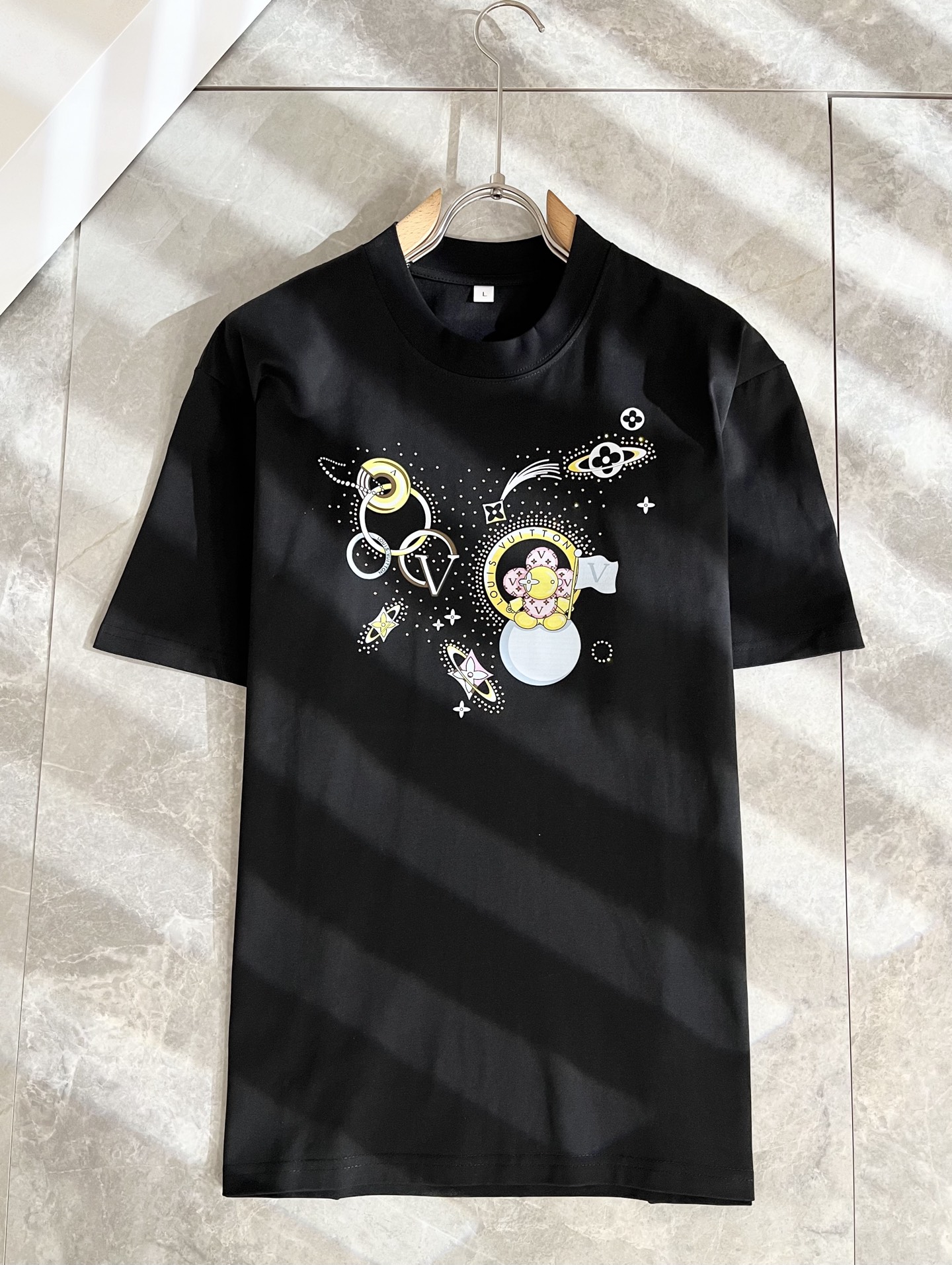   LouisVuitt*路易*登 2025春夏全新系列单品上线，非常时髦前卫的一款男女同款短袖T恤，标