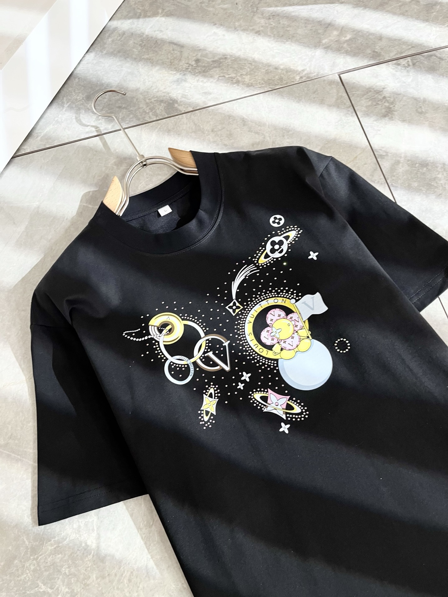   LouisVuitt*路易*登 2025春夏全新系列单品上线，非常时髦前卫的一款男女同款短袖T恤，标