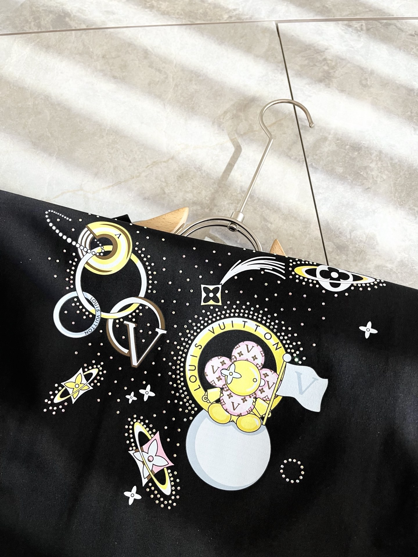   LouisVuitt*路易*登 2025春夏全新系列单品上线，非常时髦前卫的一款男女同款短袖T恤，标