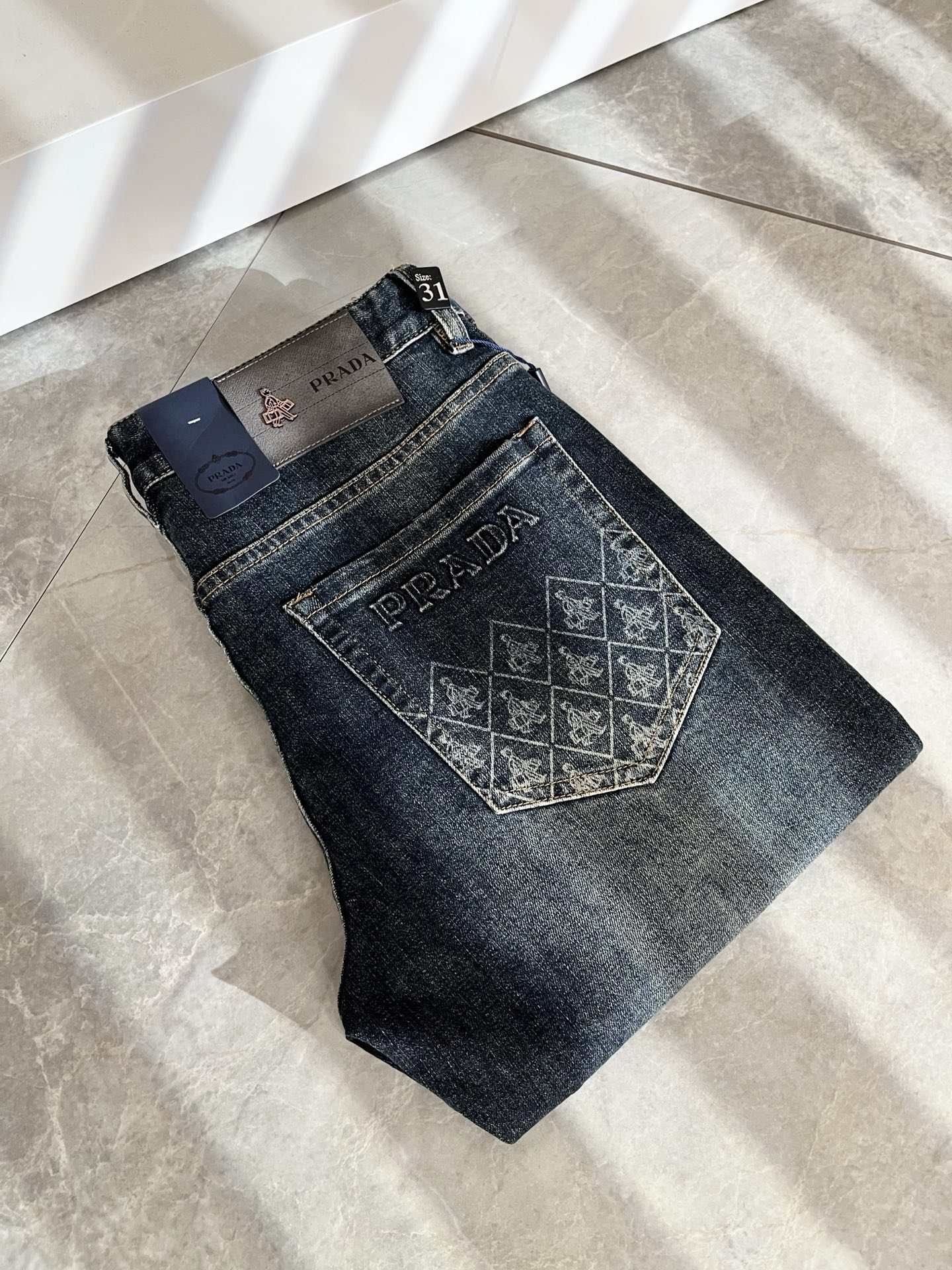 NO:511767,PRA*DA New products for spring and summer are on sale!  Denim is high-end, versatile and pragmatic, and not sensational!  Limited editions in Hong Kong, Macao and Taiwan!  !  Three-dimensional cut cotton material!  The Taiwan foreign trade company undertakes the exquisite and delicate materials, which seems to be Prada's patented high-quality custom-made original hardware logo design!  Not only in the material, color and style, the life philosophy behind the design just fits the dual mentality of modern people's pursuit of personal practicality and fashion aesthetics, and achieves a perfect balance between function and aesthetics. It is not only the display of fashion trends, but also the ultimate of modern aesthetics. P's vision does not limit the indispensable components of the core value of fashion brands, another alternative to mature styles and sizes 29-40, prada, prada, alexander wang19860909PRA*DA 普拉达 春夏新品发售！牛仔高级百搭实用主义不哗众取宠！港澳台地区限定款！！立体裁剪纯棉材质！台湾外贸公司承接、材质精致细腻似乎是普拉达专利品质上乘 定制原版五金logo设计！不仅在材料、颜色与款式工夫,设计背后的生活哲学正巧契合现代人追求切身实用与流行美观的双重心态,在机能与美学之间取得完美平衡,不但是时尚潮流的展现,更是现代美学的极致.P的视野并没有局限时尚品牌核心价值中不可或缺的组成部分、的另一种选择替代风格成熟、尺码29-40,,prada,prada,alexander wang,Men's clothing