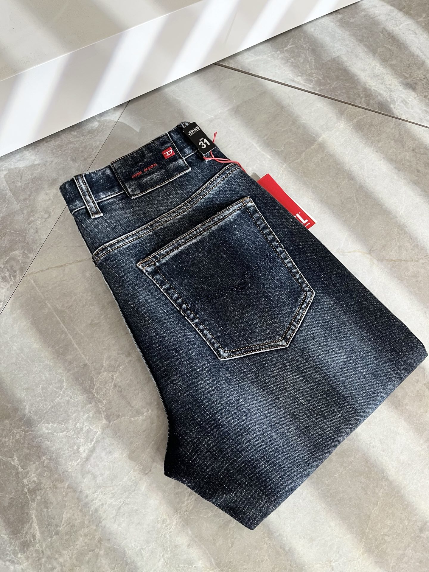 NO:511770,DiSai Spring and Summer Men's Washed Small Straight Jeans!  Trading company channel is awesome, with excellent quality, versatile versatile pants king in the fashion circle, European and American street photography mid-to-high frequency wear demonstration, leather waist brand logo design!  And it is a must-have item for luxury brands every season!  Very pure and minimalist design tone!  Adhering to the D family's consistent fashion proposition, it is quite eye-catching, and it demonstrates its ingenious craftsmanship and strongly posits its brand identity!  Customized Italian tannin fabrics are invincible in texture and have a charm, perfect style and tailoring, and excellent slimming effect. They can sweep the wardrobe and match any top set. They are widely compatible and casual, with full upper body shapes and invincible fashionable and versatile!  Size 29 -40,dior,jeans,alexander wang19860909迪赛春夏男士水洗小直筒牛仔裤！贸易公司渠道牛货,品相超赞,时尚圈万能的百搭裤王,欧美街拍中高频穿搭示范,皮革腰牌logo设计！且是奢侈品牌每季必出的单品！非常纯粹极简的设计基调！秉承了D家一贯的时尚主张,颇具看点,即彰显了匠心工艺又有力的标榜了品牌身份！客供意大利定制丹宁面料,质感无敌赞,颇具韵味,版型剪裁完美,提臀修身显瘦效果极佳,可横扫衣橱任何的上装搭配,兼容性广泛,休闲兼备,上身型款十足,无敌的时髦百搭神品！尺码29 -40,,dior,jeans,alexander wang,Men's clothing