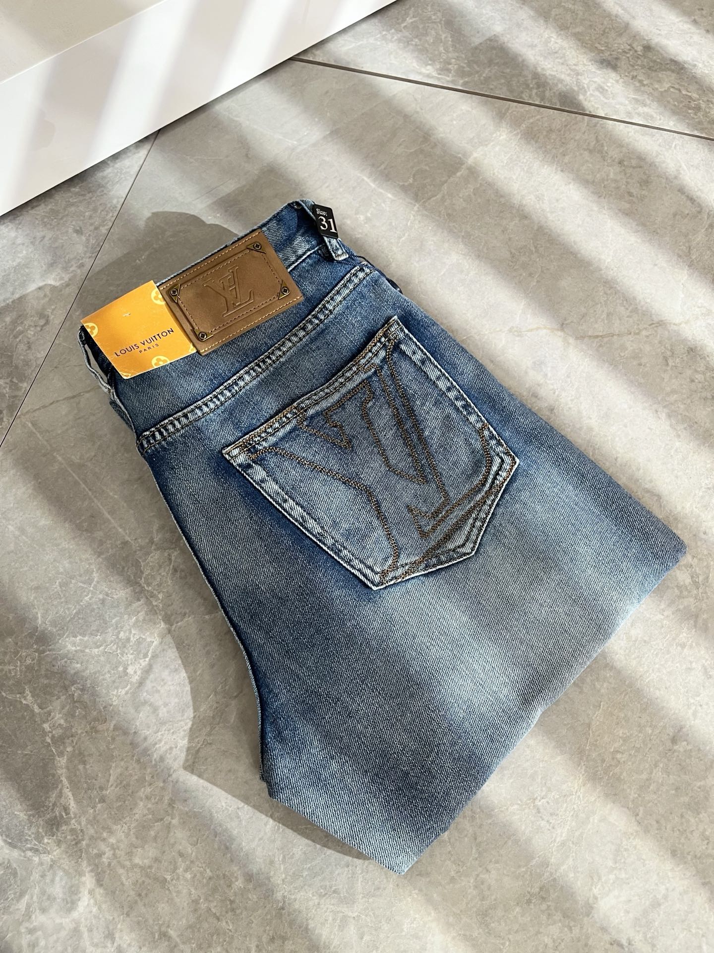NO:511782,Louis Vuitto*Louis*Deng Spring and Summer New Men's Classic Washed Small Straight Jeans. Excellent upper body performance, a versatile choice, and a great value-for-money sharing!  !  As a classic combination of simple elements for boys, the classic jeans series of Louis meets the Louis classic jeans series, this has always been a legendary item in the industry and a lasting item. Many men with senior economic strength are guests of the Louis family. Countless bigwigs have performed this sentence. This is even circulated in the fashion circle. It is made of top denim jeans. After high-end washing process, it is of great grade and luxury. Nameplate waist brand hardware logo auxiliary material design!  The fabric is excellent and comfortable on the upper body, giving people a full of trendy and fashionable atmosphere, interpreting luxury and trend to the extreme. The classic, exquisite and precise straight-tube cutting design, and the thickness can be even better across all seasons!  Size 30 -40, louis vuitton,louis vuitton,alexander wang19860909Louis Vuitto*路易*登春夏新款男士经典水洗小直筒牛仔长裤.绝佳的上身性能,百搭之选,超值性价比分享！！作为男生简约元素经典搭配,路遇路易经典仔裤系列,这个一直是业内的传奇单品,也是经久不衰的单品,很多具有资深经济实力的男人都是路易家族的座上客,无数的大佬都曾演绎过,时尚圈更是流传这么一句话,顶级丹宁牛仔面料打造而成,经高端水洗工艺处理后,极具档次与奢华感.铭牌腰牌五金logo辅料设计！面料极好上身舒适,给人满满的潮流时髦气息,将奢华与潮流感演绎到了极致,经典精湛精准的直筒版型裁剪设计,厚度更是能横跨四季必入好款！ 尺码30 -40,,louis vuitton,louis vuitton,alexander wang,Men's clothing