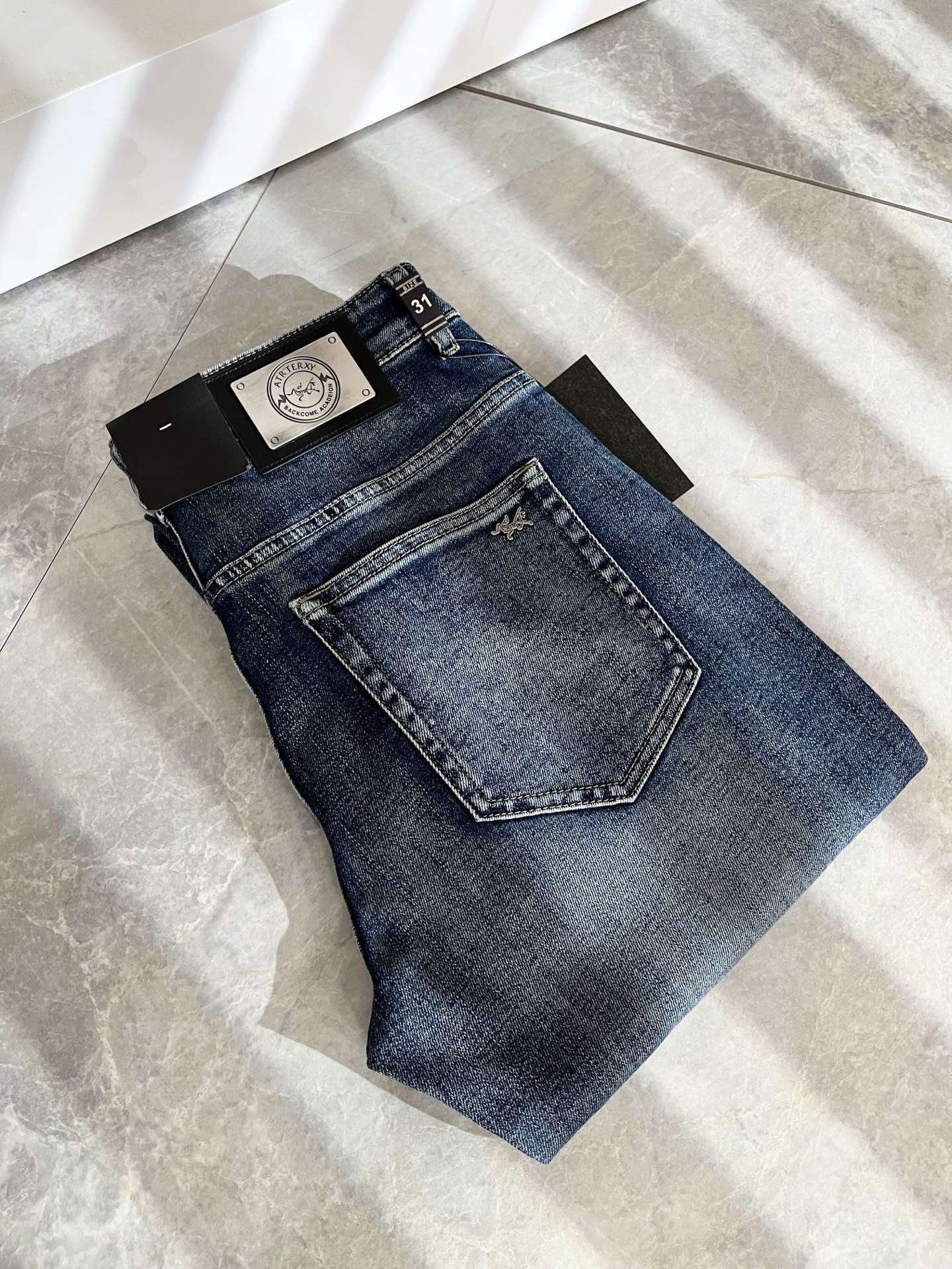 NO:511774,ARCTER*X Original Archaeological Bird New Spring and Summer Jeans, the first thing that everyone thinks of outdoor brands is Canadian goose and Archaeological Bird. It gives people a feeling of trying out the label!  In addition to being quite accomplished in style design, the most obvious or most expert should be to have deeper and unique insights and attainments in fabrics. Through continuous structural research and problem-solving, and characterized by unique research on fabrics, these alone are enough to support it to become the first new logo brand image in the clothing manufacturing industry. This model is made of pure cotton!  The fabric after the seiko blending feels smooth and soft, and it has both natural beauty and comfort. The large body style is cut cleanly and cleanly, and the fabric shows a different hazy structural beauty. It is made of exclusive mold customization. The fabric and its technology test the workers, can be smooth and smooth without wrinkles!  Back hardware logo waist brand design!  It really tests the handmade work of every master!  It makes the whole clean and neat, without leaving any thread. Now men who pursue life are more refined in life!  Size 29-40,arc'teryx,jeans,alexander wang19860909ARCTER*X始*祖鸟 春夏新款牛仔裤,户外品牌可能大家第一想到的就是加拿大鹅、始祖鸟.给人一种标签试的感觉！除了在款式设计上颇有造诣之外,最明显或者说最为拿手的,应该就是在面料上的拥有更深独特见解跟造诣了.通过不断地结构研究和问题处理,在以面料独特研究为特征,仅凭这些就已经足以支撑其成为服装制造行业中,首屈可数的新标志品牌形象.此款采用纯棉材质！通过精工混纺之后的面料,手感细滑柔软,同时兼具自然美感跟舒适度.大身上版型裁剪简洁干净,面料上显现出了不一样朦胧的结构性美感来.独家开模定制而成,面料及其考验工人的技术,能做到平整服帖又不起皱！后副五金logo腰牌设计！真的是很考验每位师傅的手工制作！使得整体干净利索,不留一丝线头.现在对于生活有所追求的男性也在生活中更为精致！尺码29-40,arc'teryx,jeans,alexander wang,Men's clothing